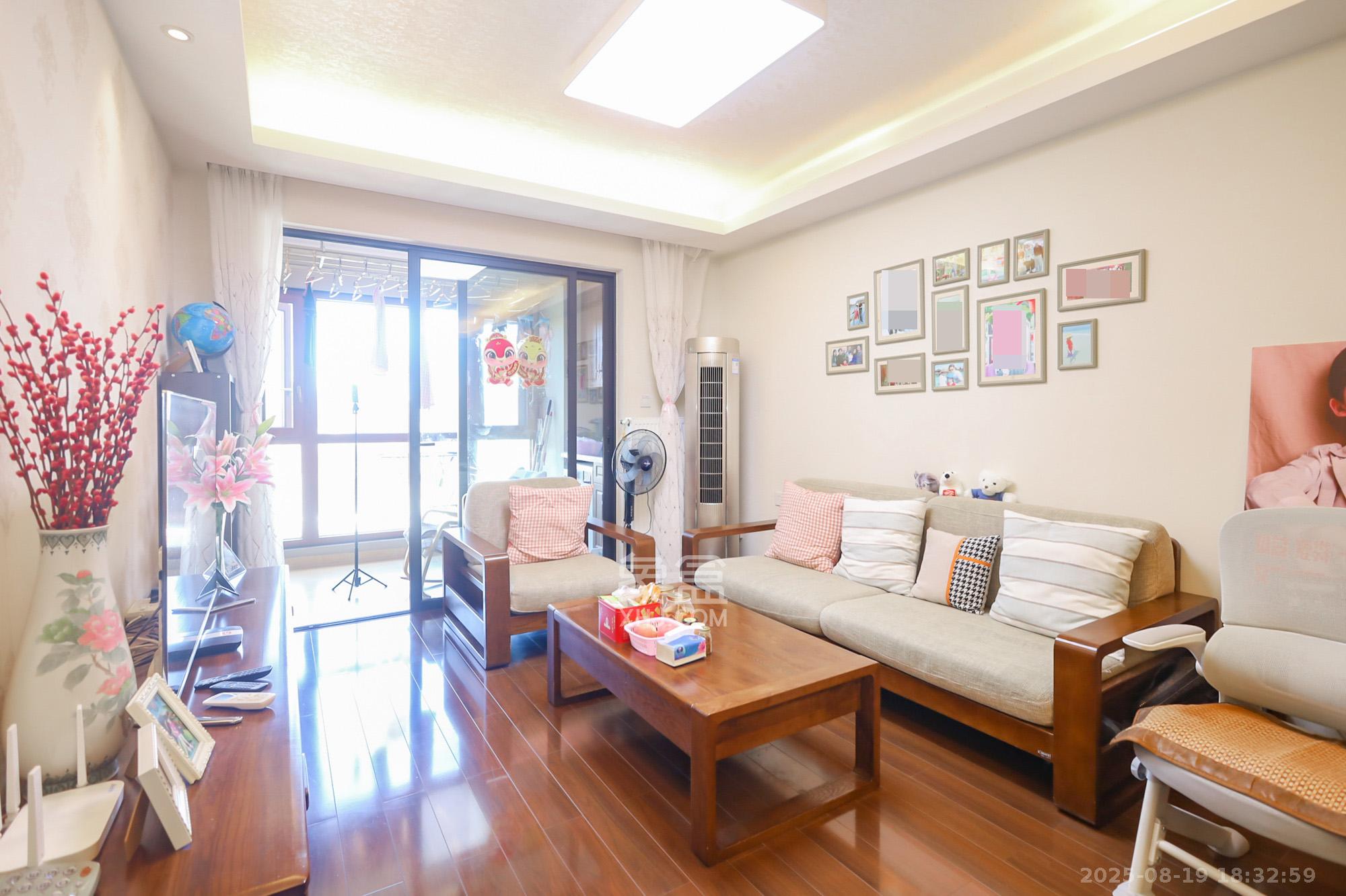 万科里金域国际  3室2厅2卫    180.0万客厅