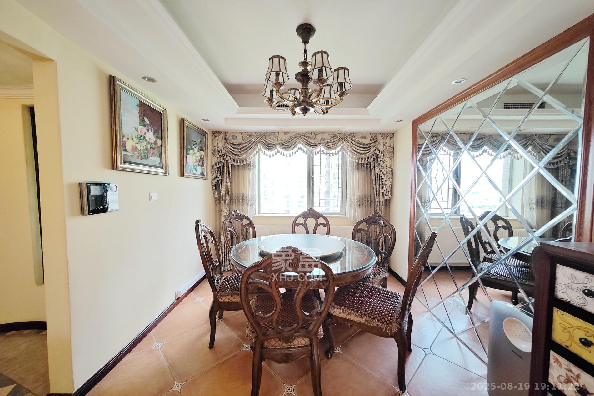 新城新世界一二三期  4室2厅2卫    218.0万客厅