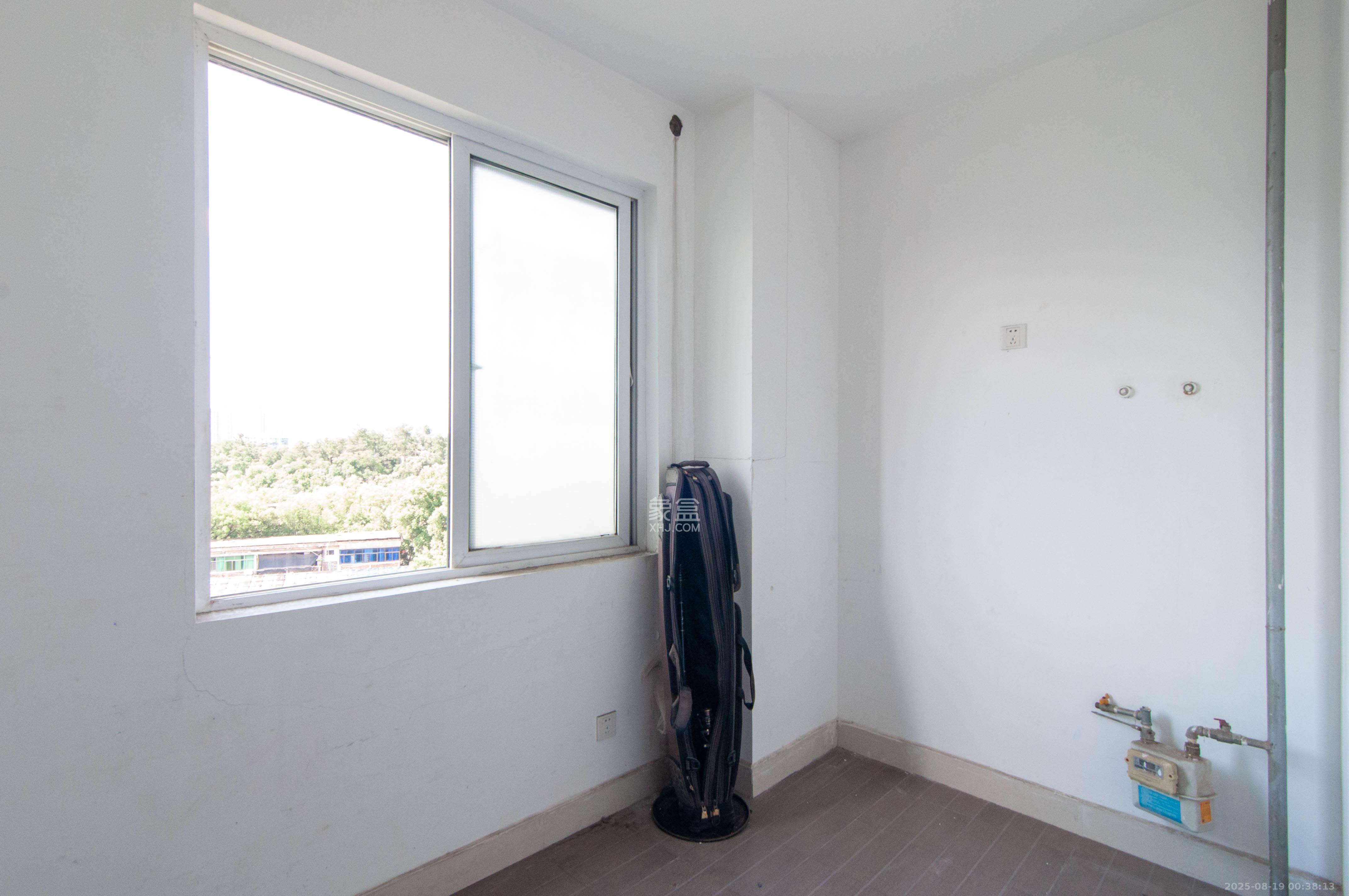 麓景裕园  4室2厅2卫    110.0万 麓景裕园  4室2厅2卫    110.0万厨房