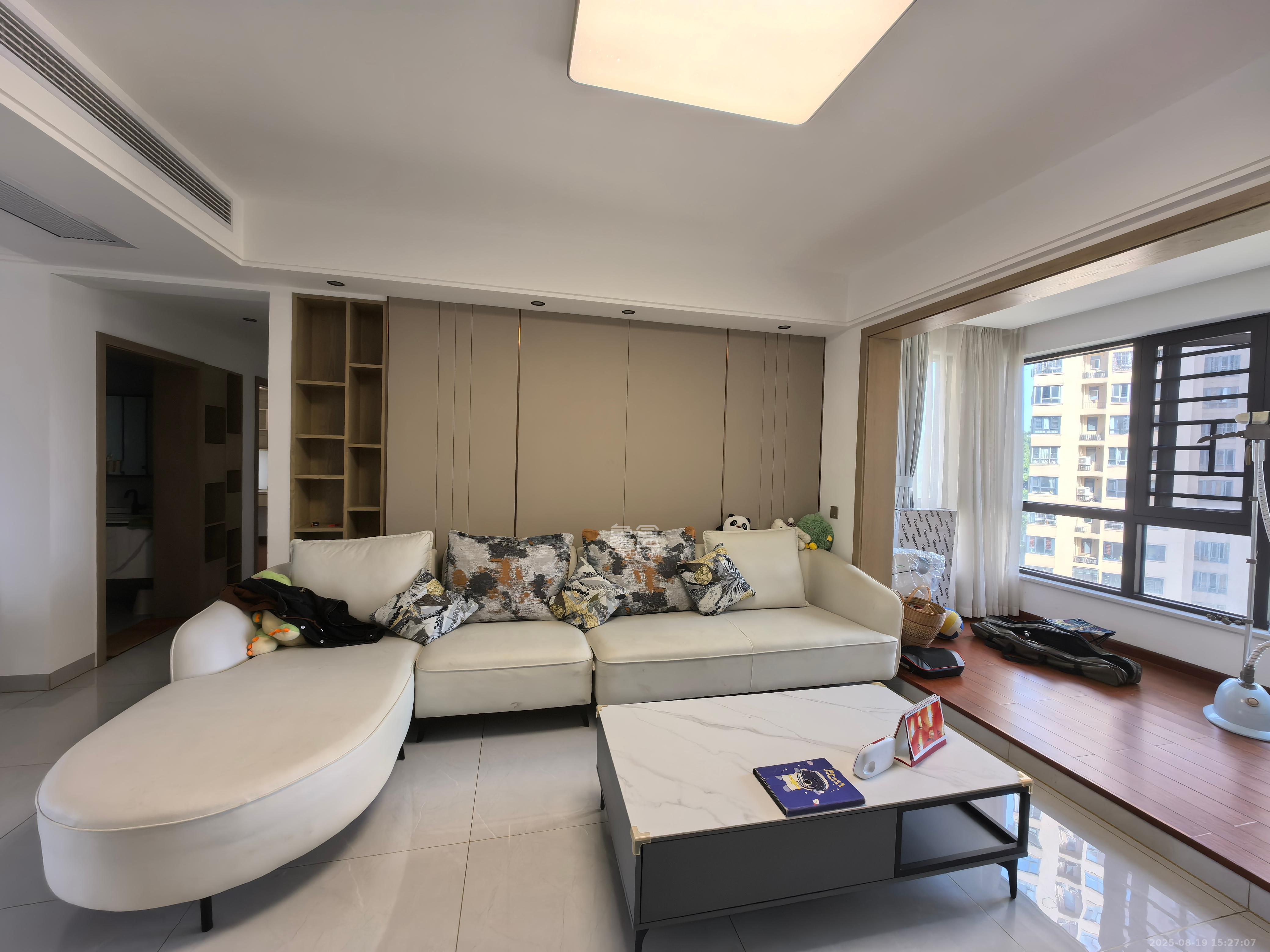 钱隆世家  3室2厅2卫    3400.0元/月 钱隆世家  3室2厅2卫    3400.0元/月