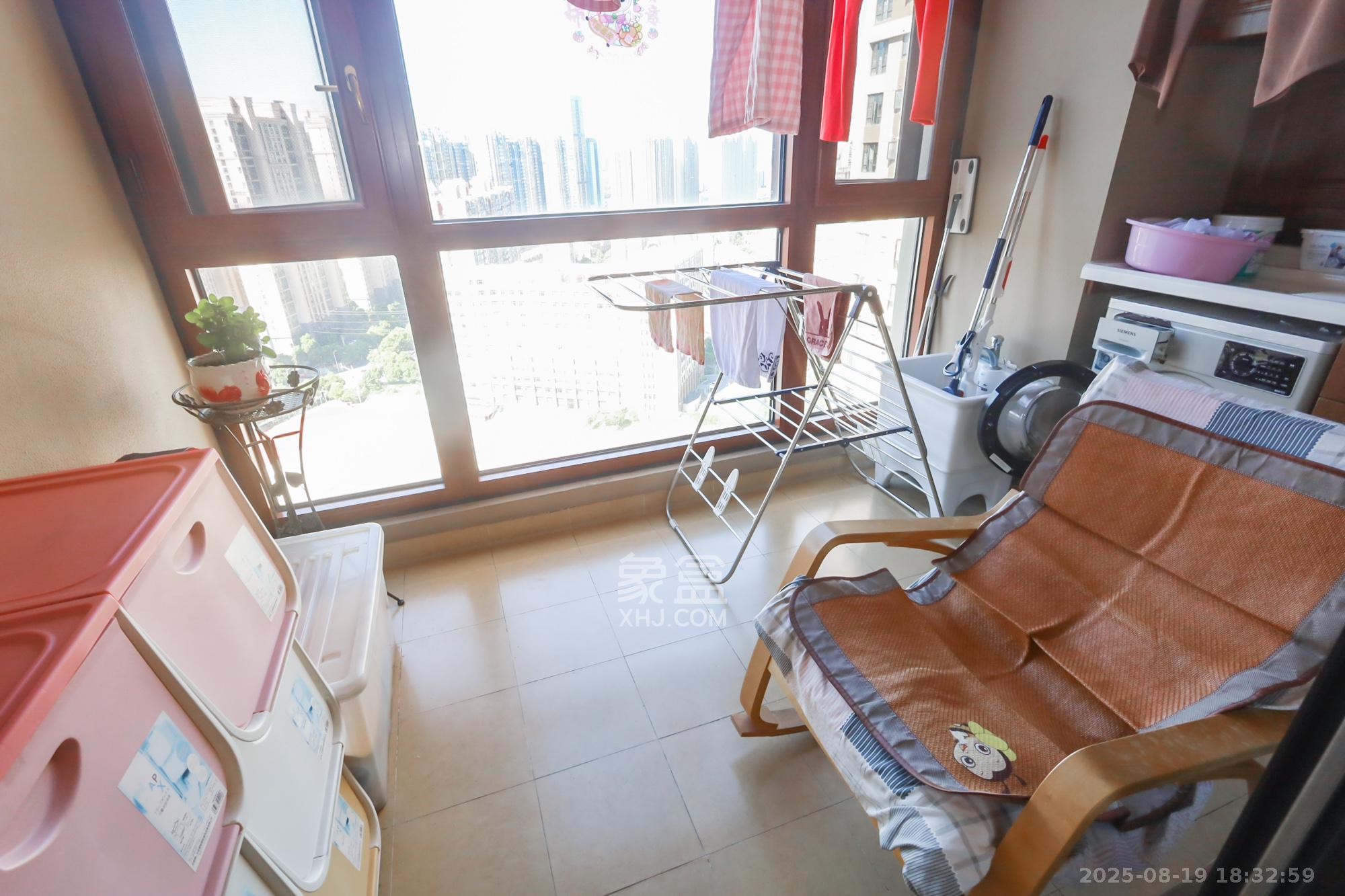 万科里金域国际  3室2厅2卫    180.0万阳台