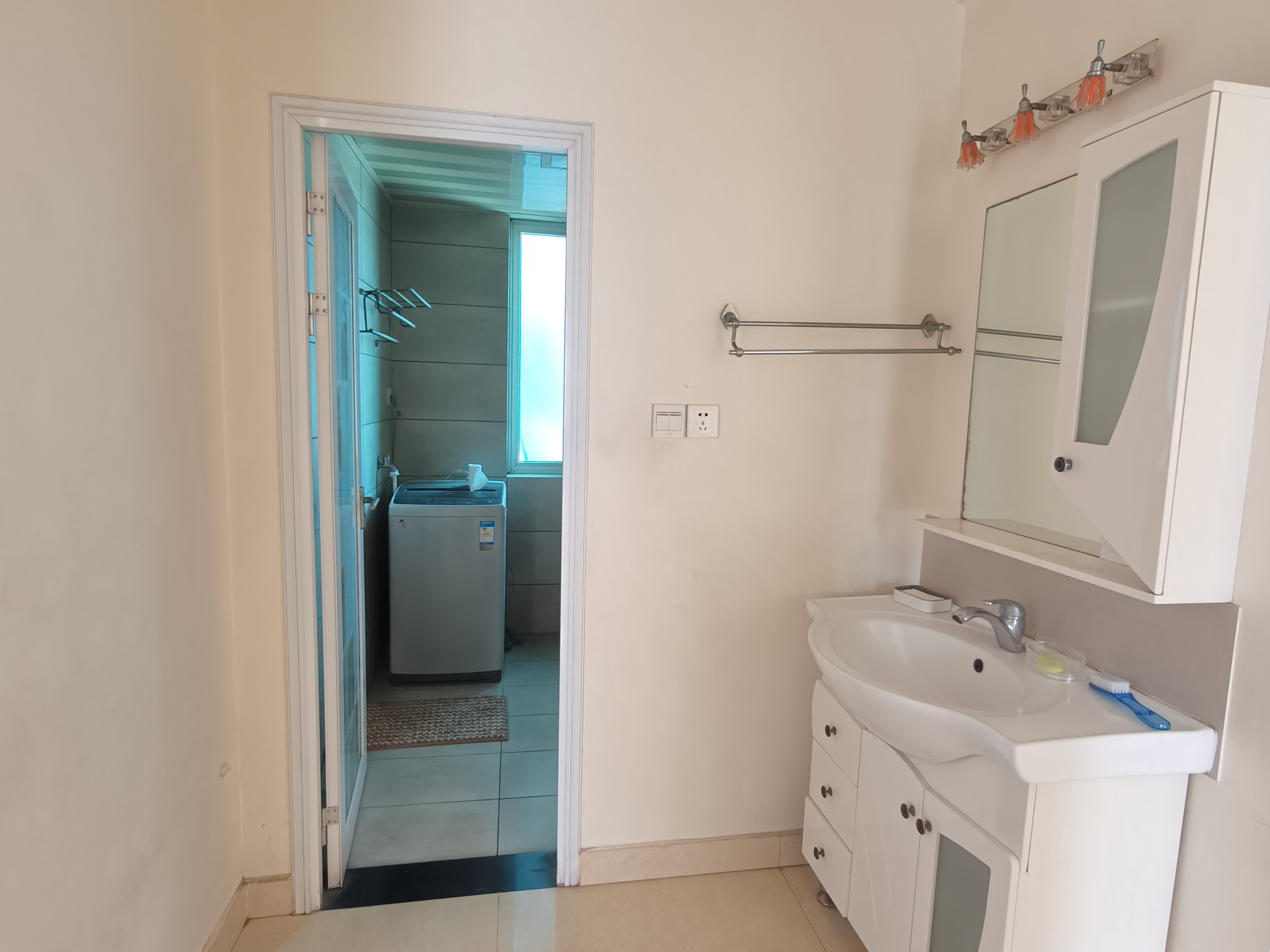 维多利亚花园 3室2厅2卫 2700.0元/月 维多利亚花园 3室2厅2卫 2700.0元/月室内图