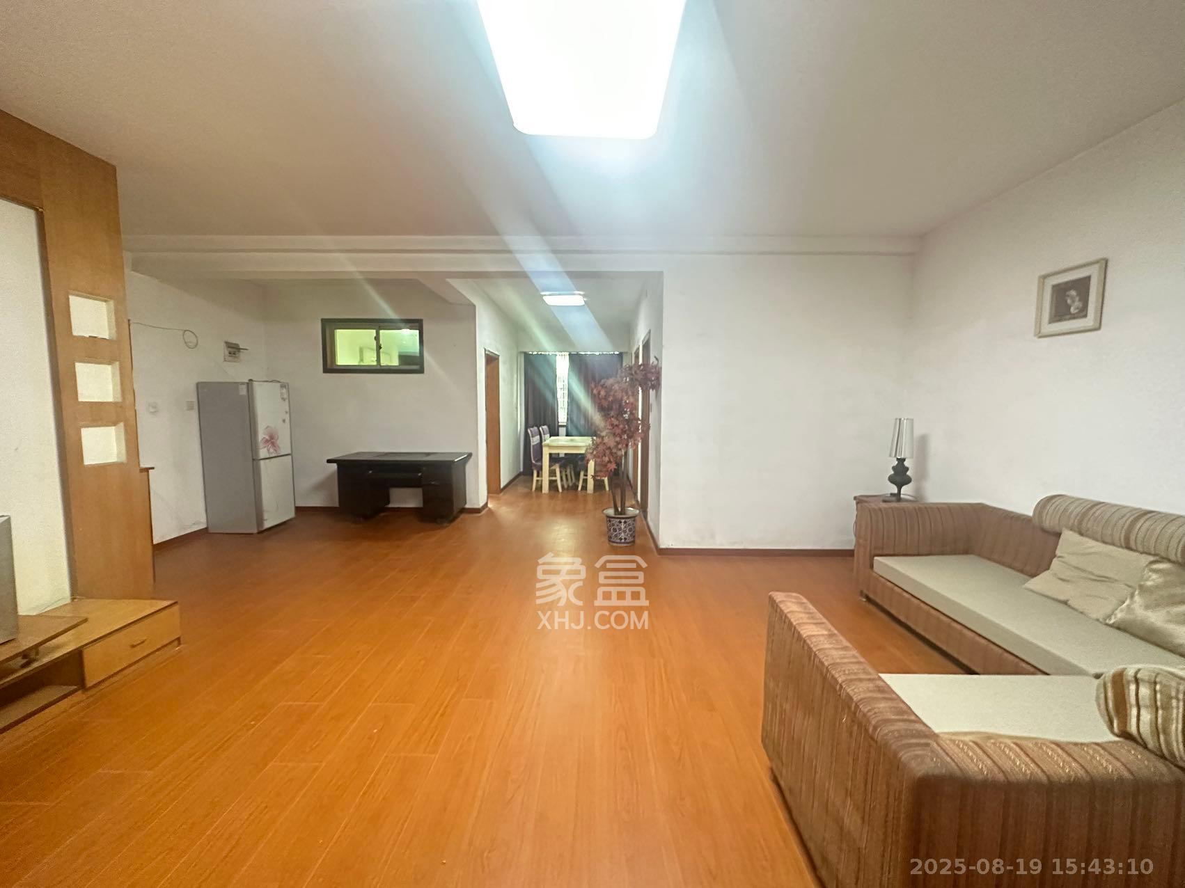 中南汽车世界  3室2厅2卫    1200.0元/月室内图