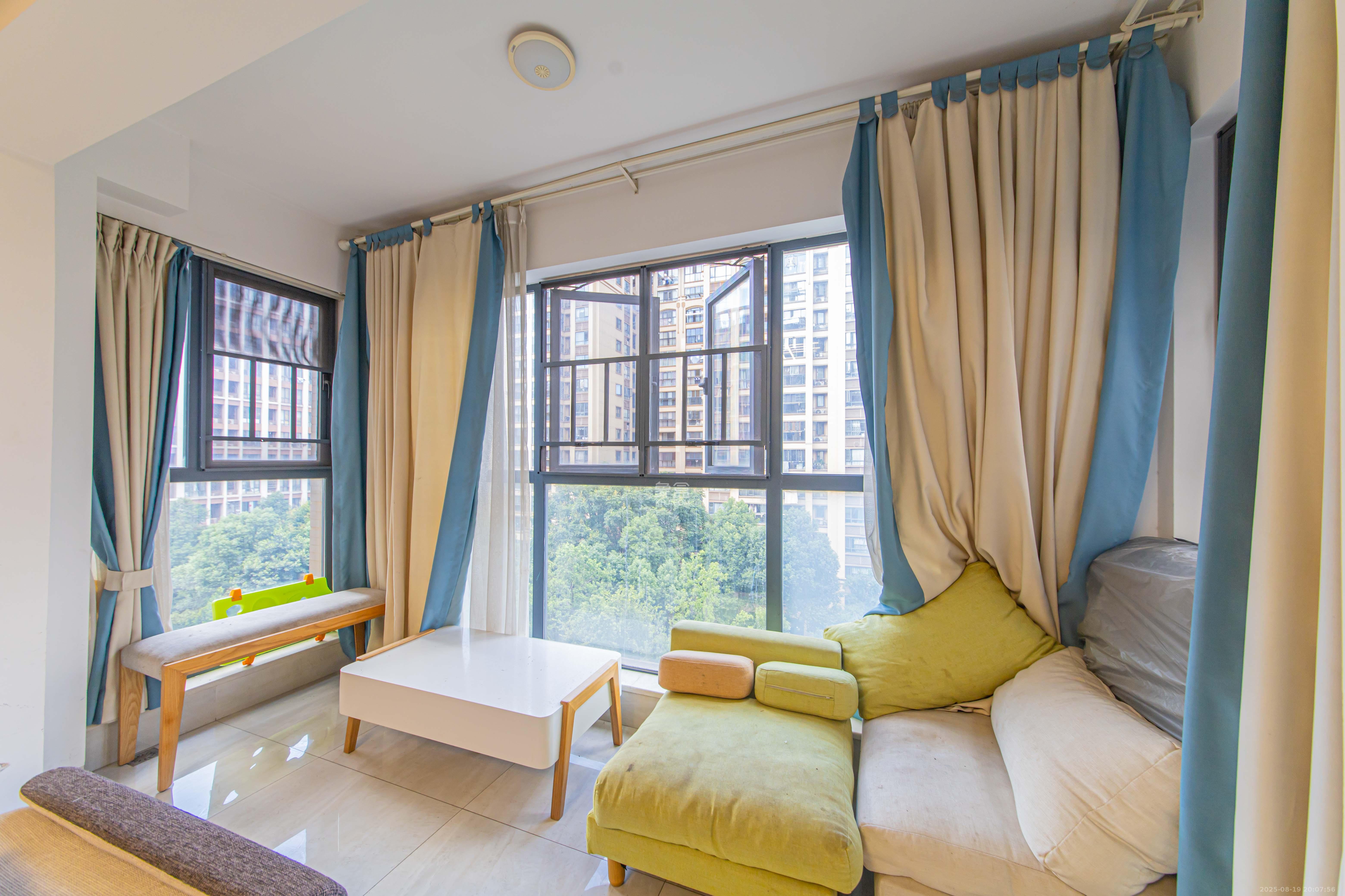 中建芙蓉嘉苑 3室2厅2卫 129.0万 中建芙蓉嘉苑 3室2厅2卫 129.0万阳台