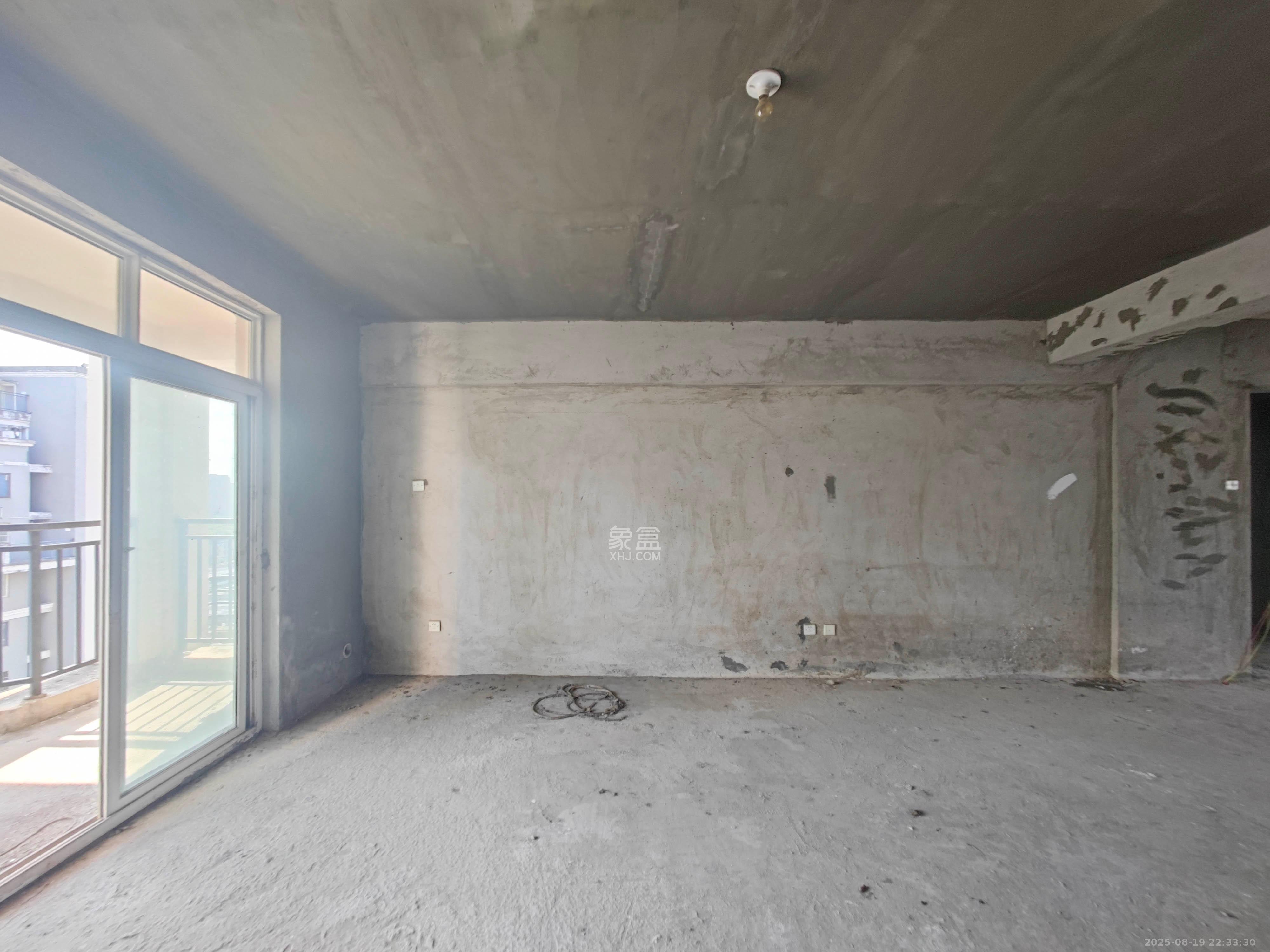 泰禹家园(彩云之翼家园一期、二期、三期) 5室2厅2卫 158.00万 泰禹家园(彩云之翼家园一期、二期、三期) 5室2厅2卫 158.00万客厅