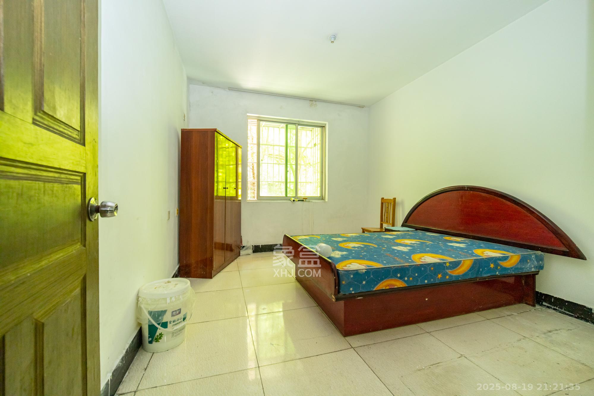 中南汽车世界 2室2厅1卫 26.8万 中南汽车世界 2室2厅1卫 26.8万卧室