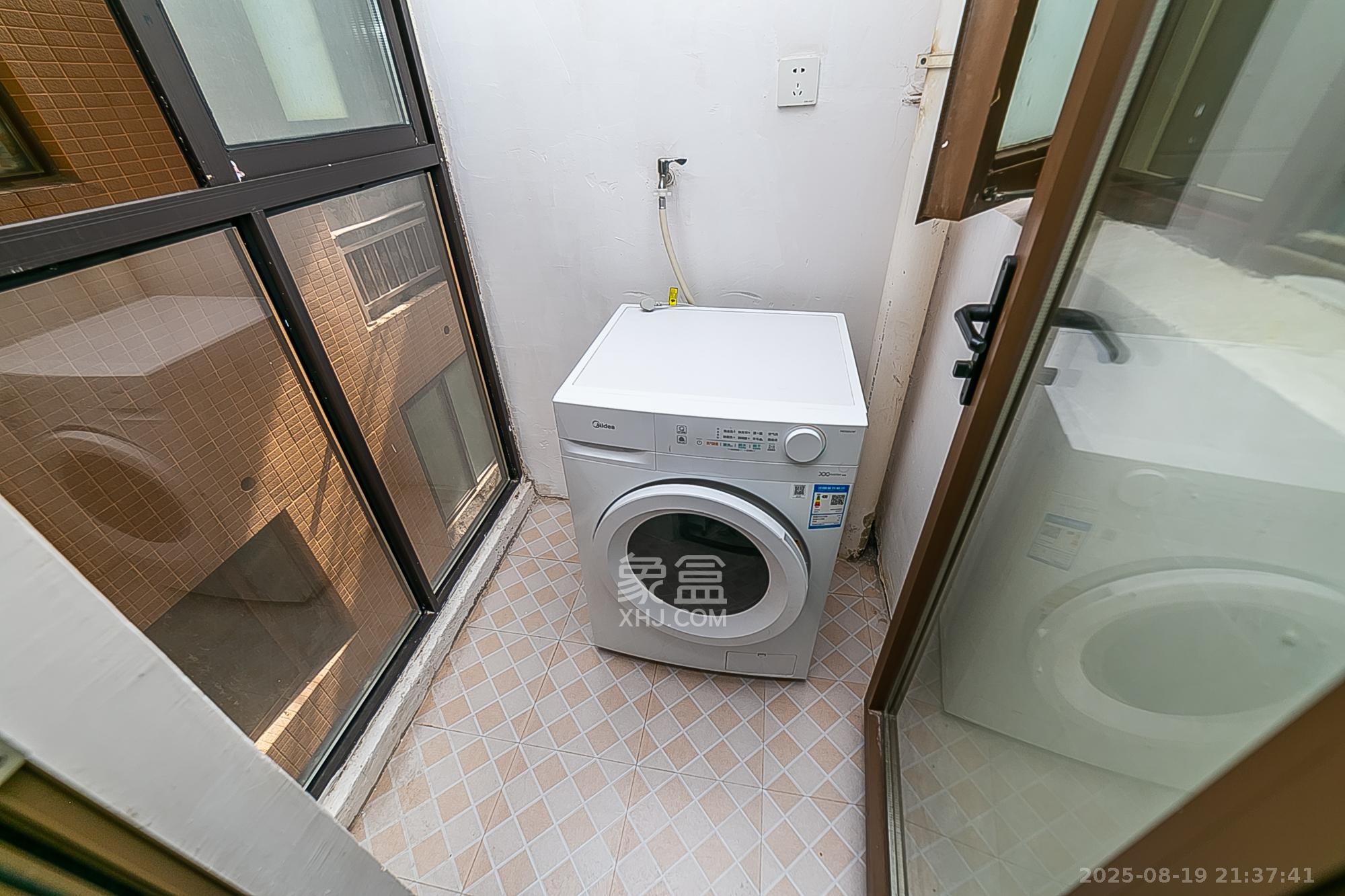 第六都（陆都小区）  2室2厅1卫   101.80万阳台
