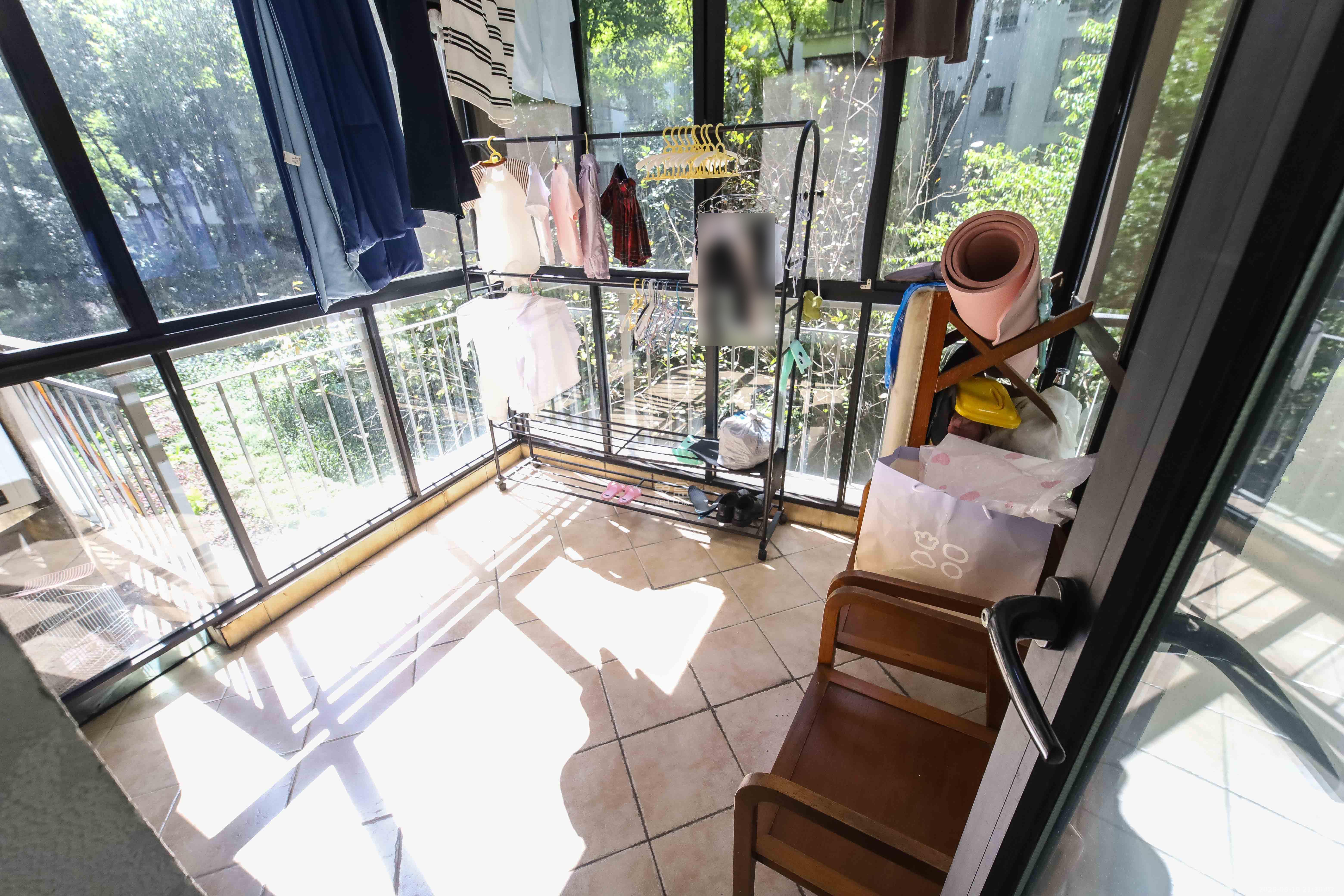 西街花园  3室2厅2卫    145.0万 西街花园  3室2厅2卫    145.0万阳台