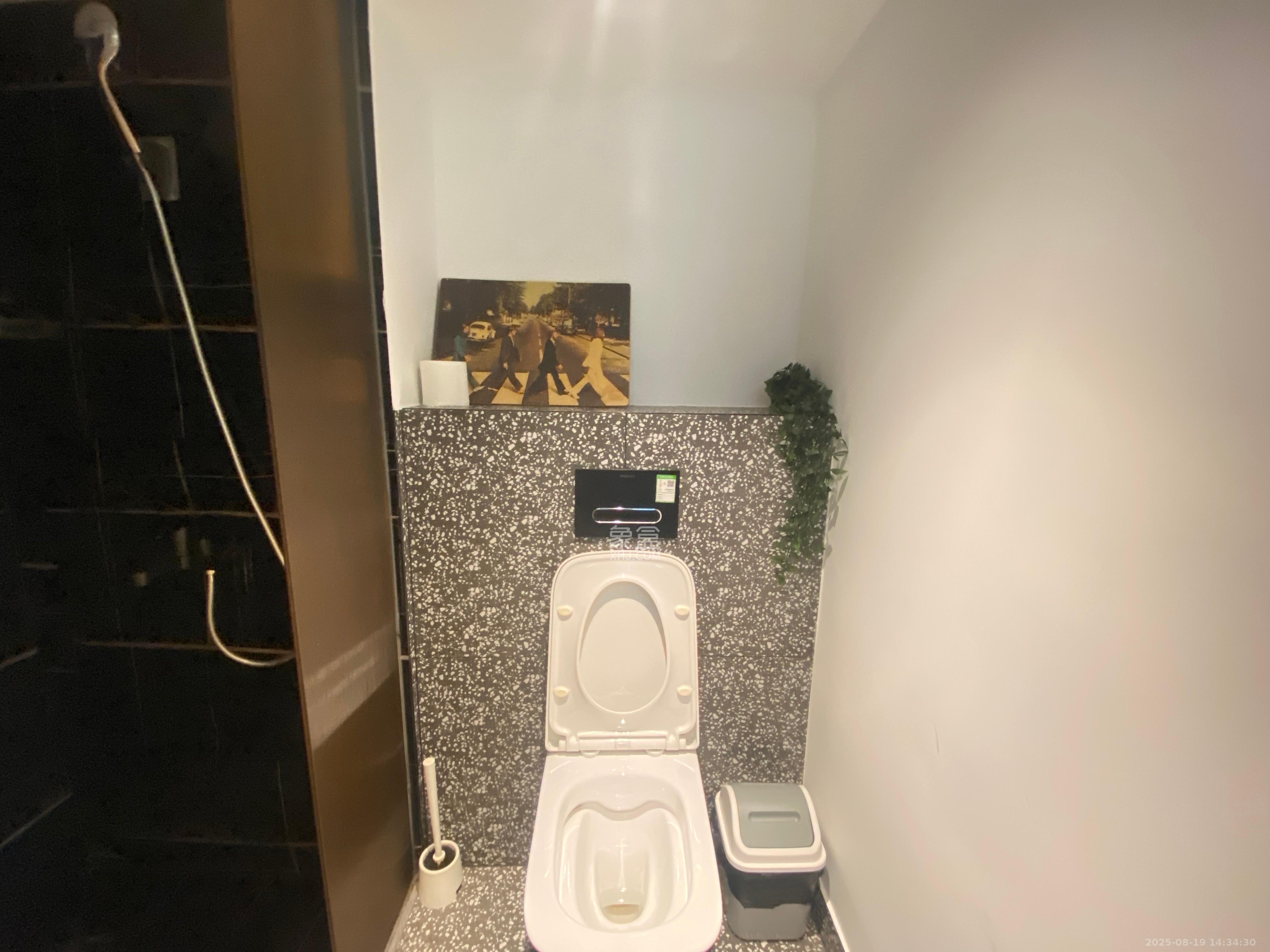 东盈商业广场(华泉城市广场) 1室1厅1卫 2300.0元/月 东盈商业广场(华泉城市广场) 1室1厅1卫 2300.0元/月室内图