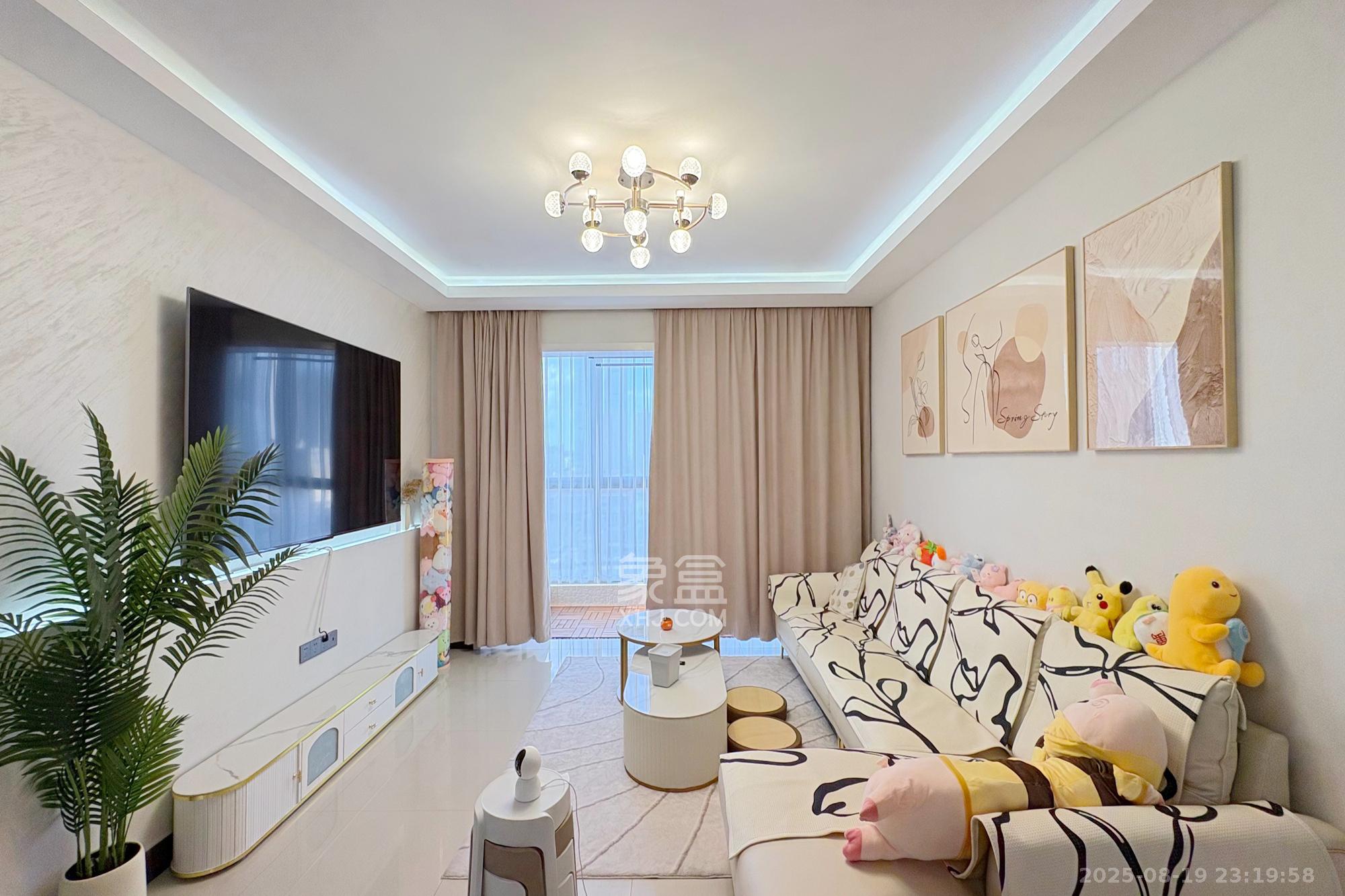 颐美园 4室2厅2卫 130.0万 颐美园 4室2厅2卫 130.0万客厅