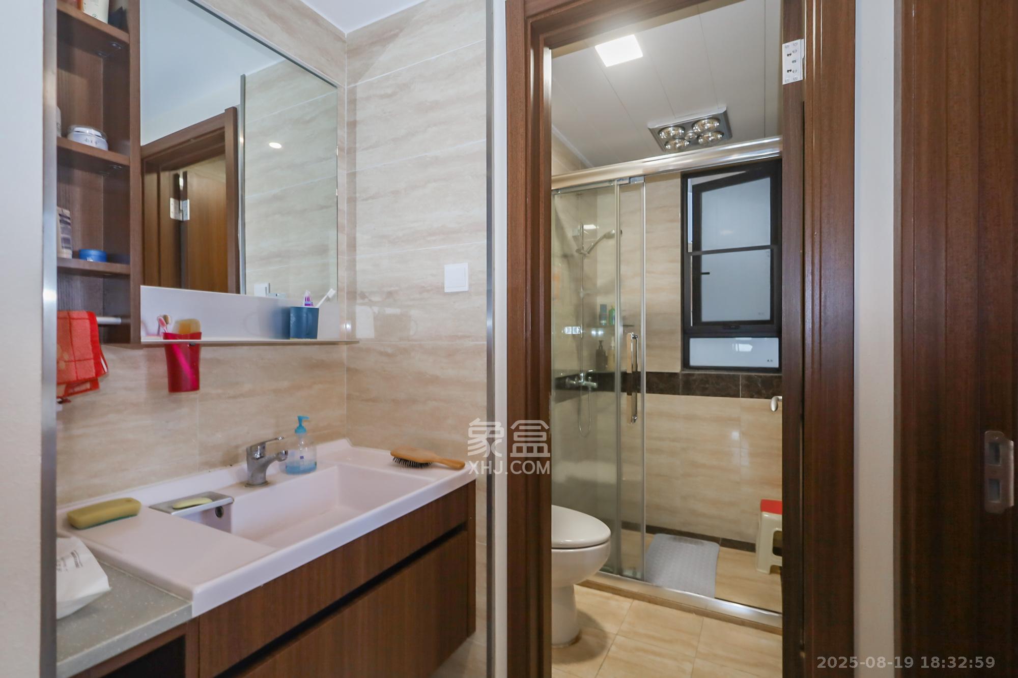 万科里金域国际  3室2厅2卫    180.0万卫生间