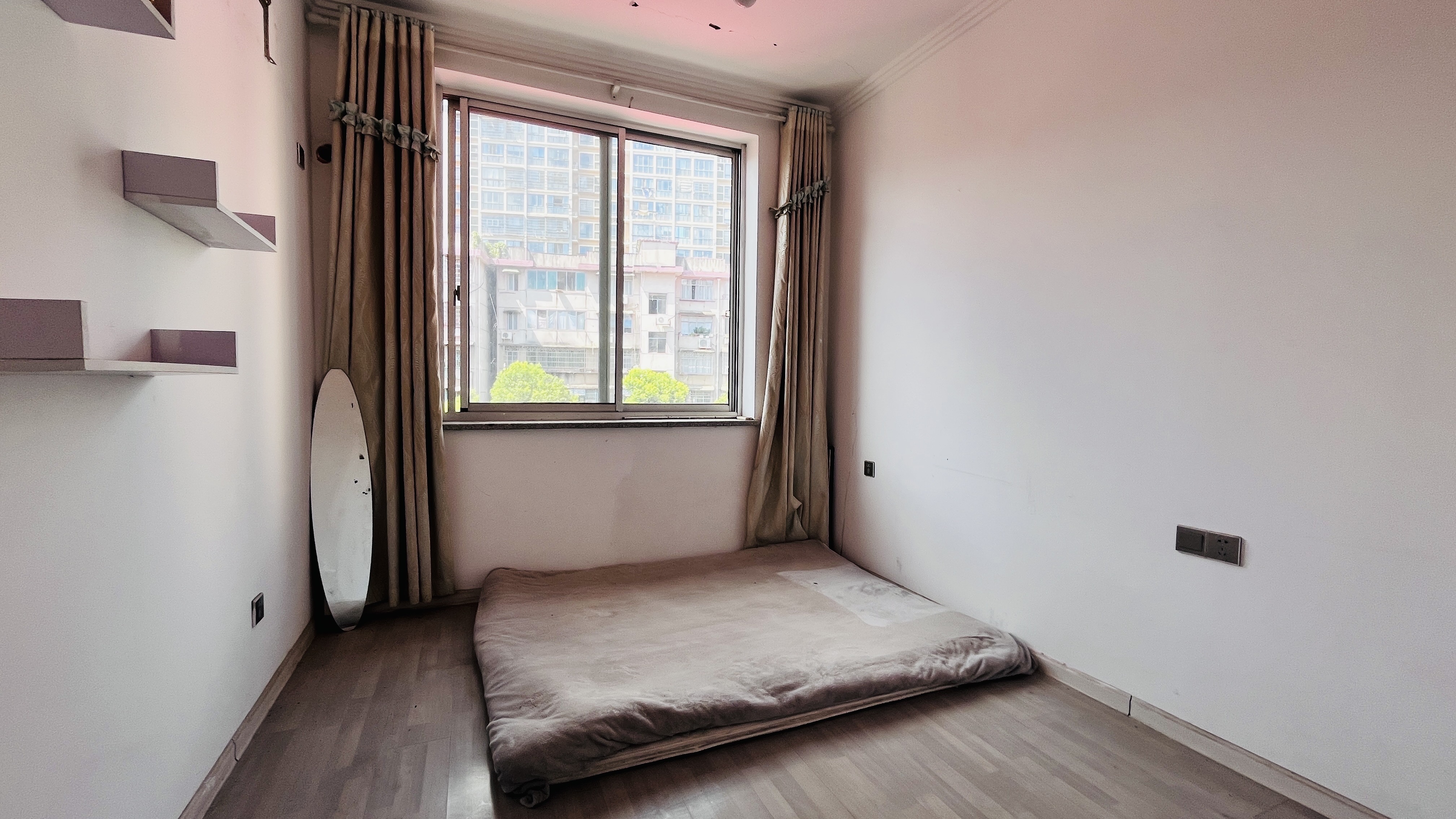 金桃苑小区  5室2厅2卫    1500.0元/月 金桃苑小区  5室2厅2卫    1500.0元/月室内图