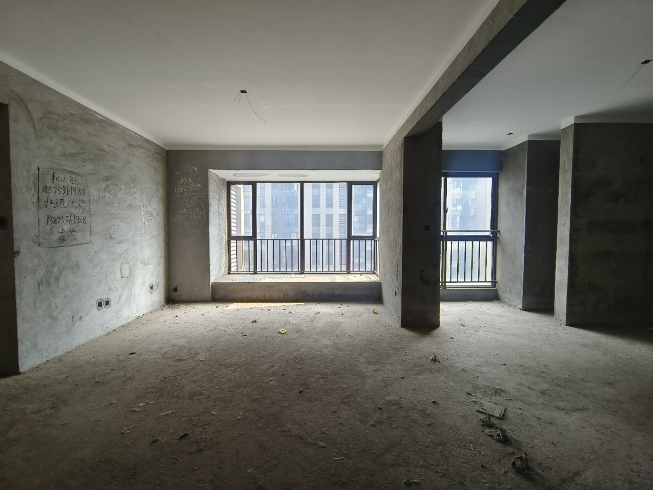 铂金汉宫 3室2厅2卫 52.80万 铂金汉宫 3室2厅2卫 52.80万客厅