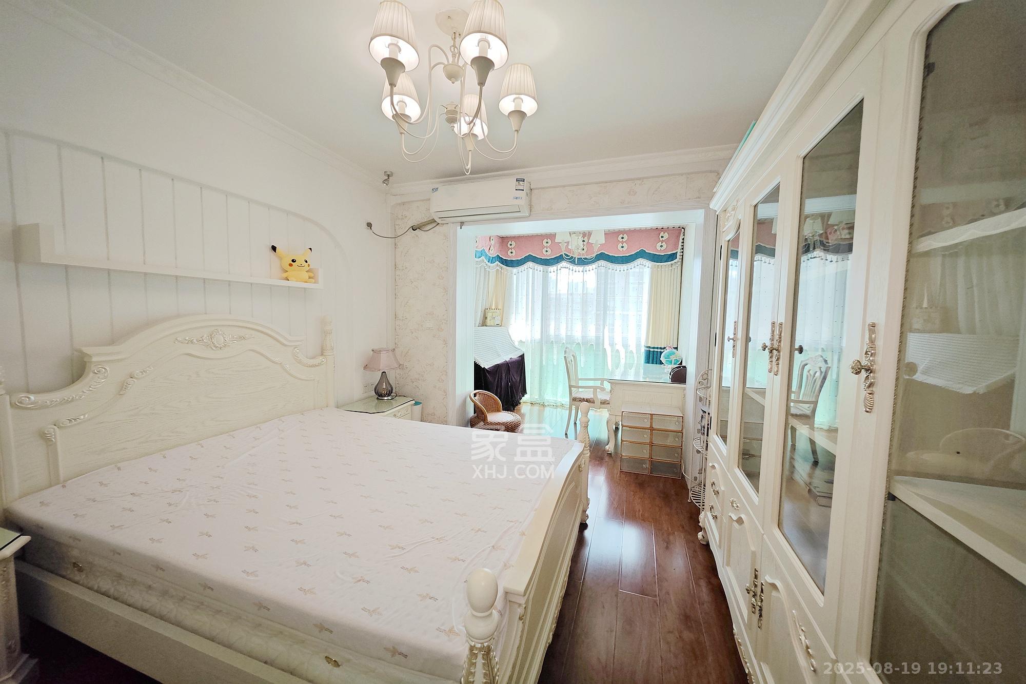 新城新世界一二三期  4室2厅2卫    218.0万卧室