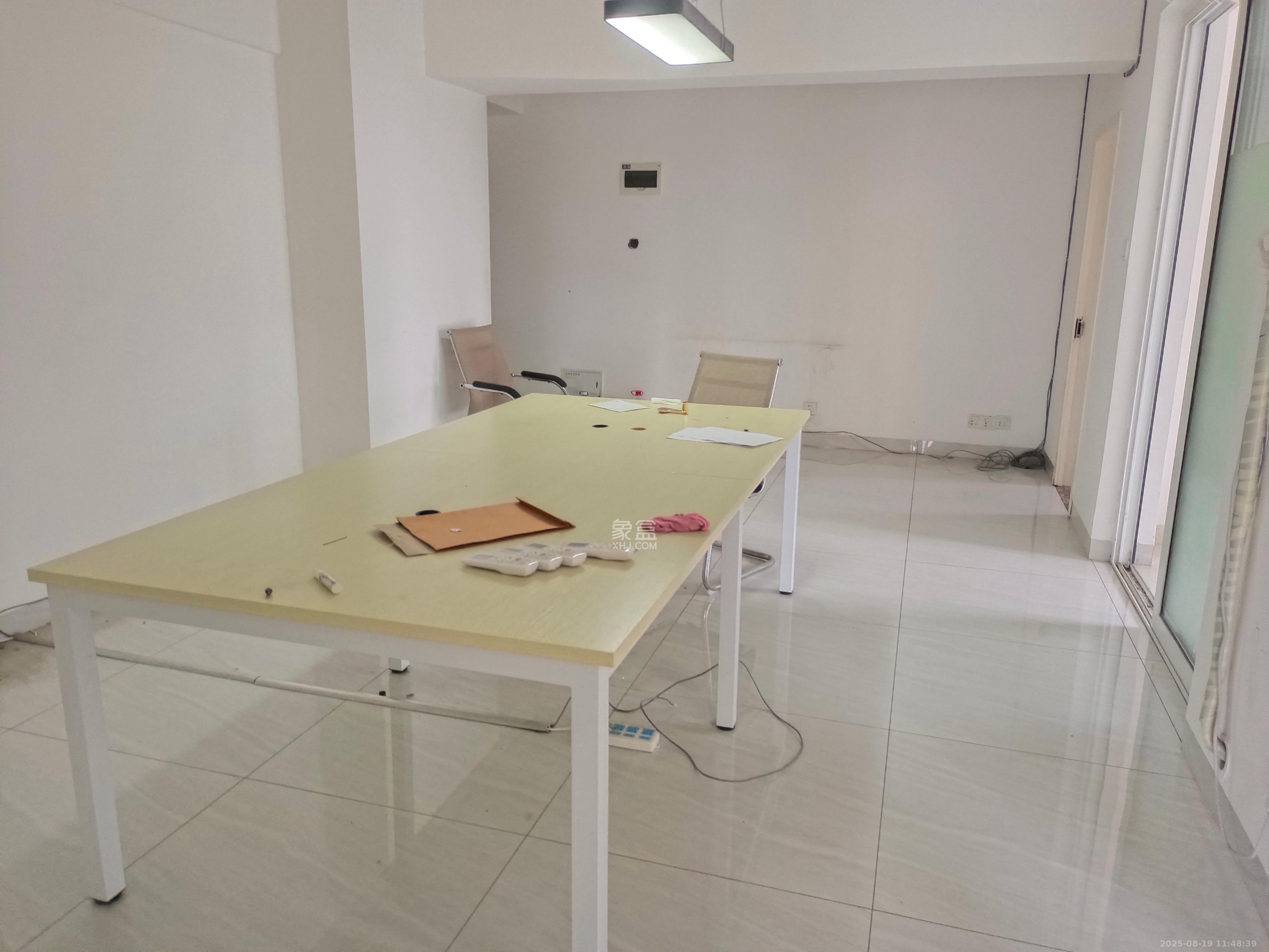 山水湾  3室2厅1卫    2100.0元/月 山水湾  3室2厅1卫    2100.0元/月室内图