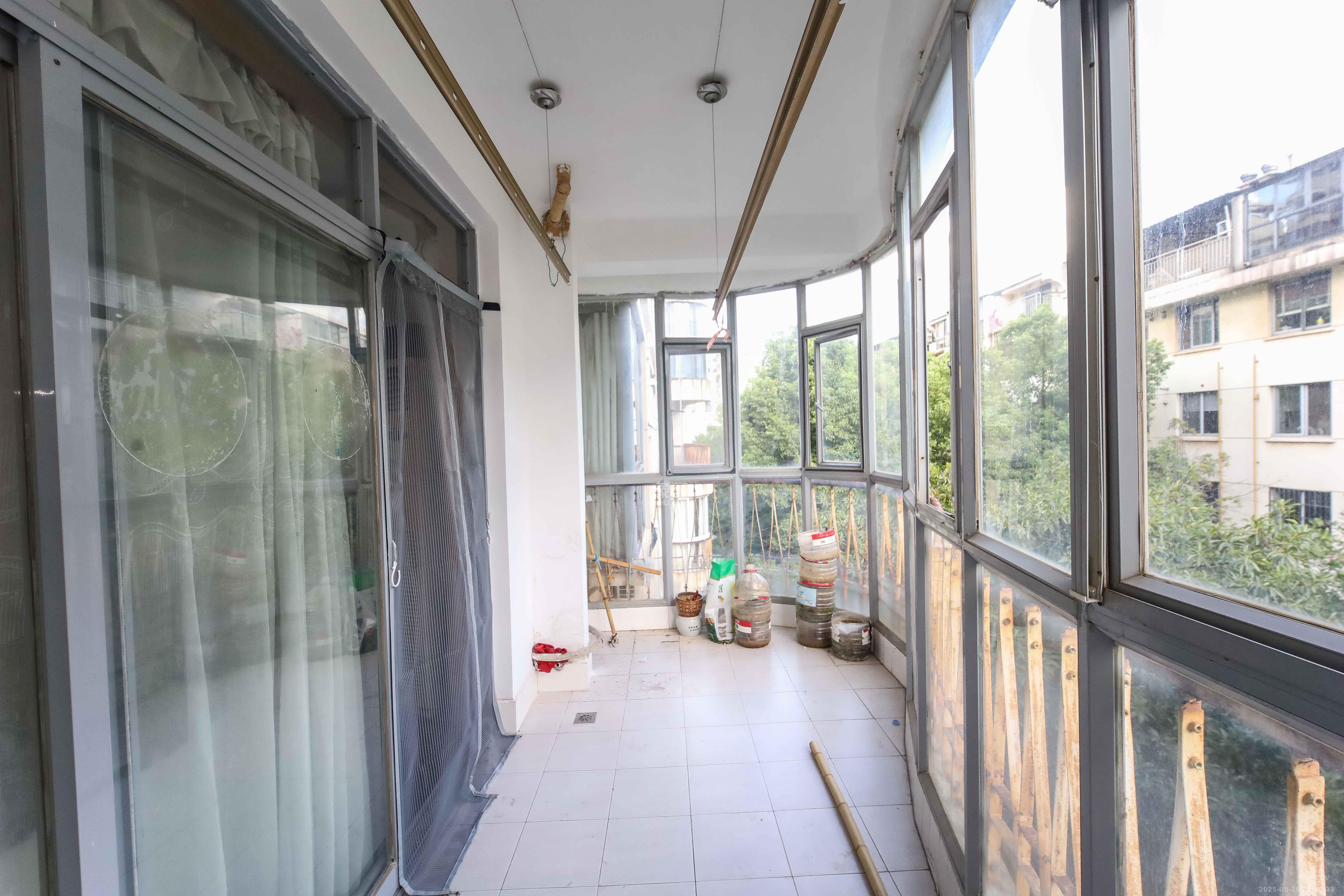 芙蓉苑  3室2厅1卫    81.6万阳台