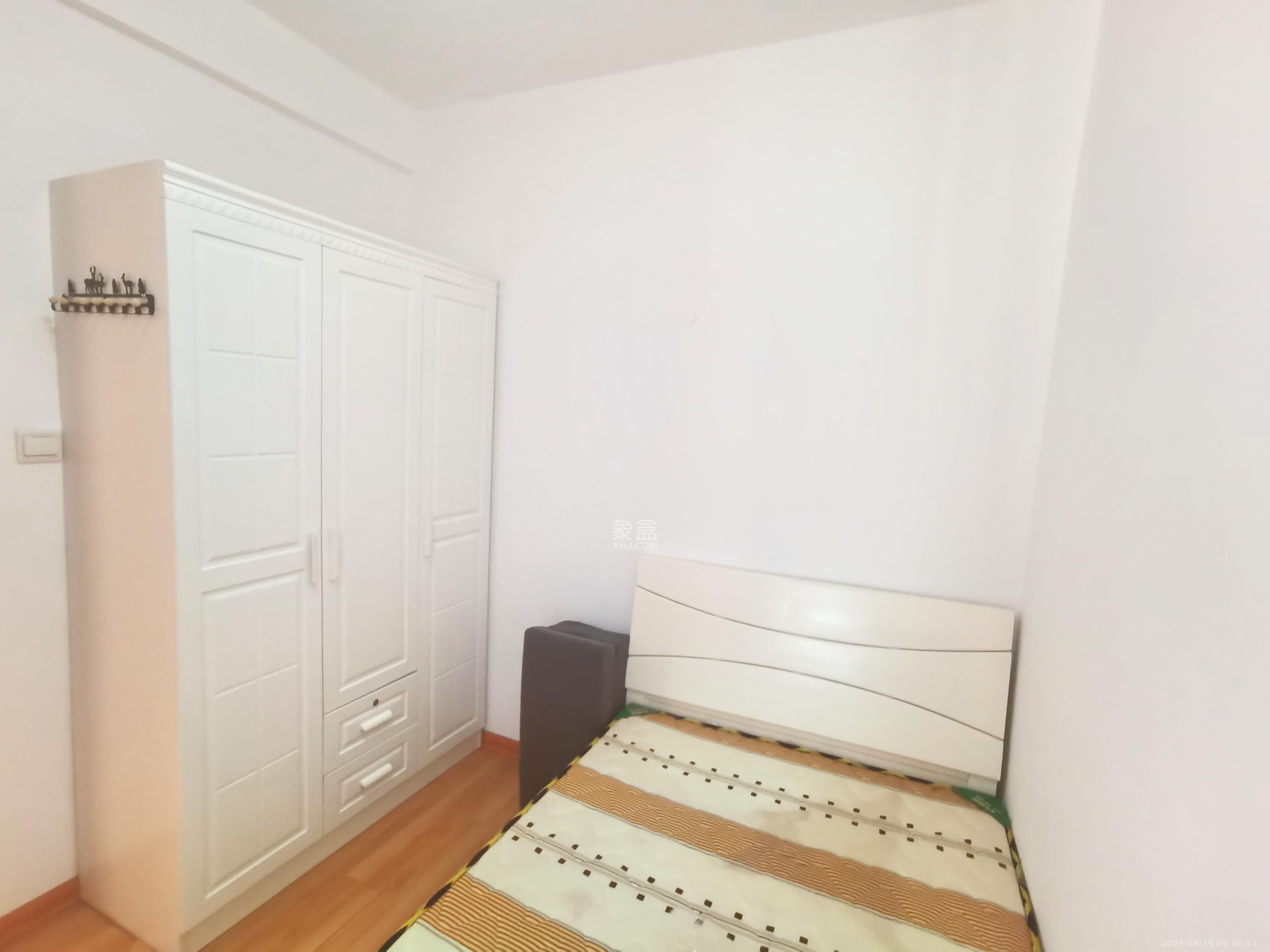 三一街区  3室2厅1卫    1600.0元/月 三一街区  3室2厅1卫    1600.0元/月室内图