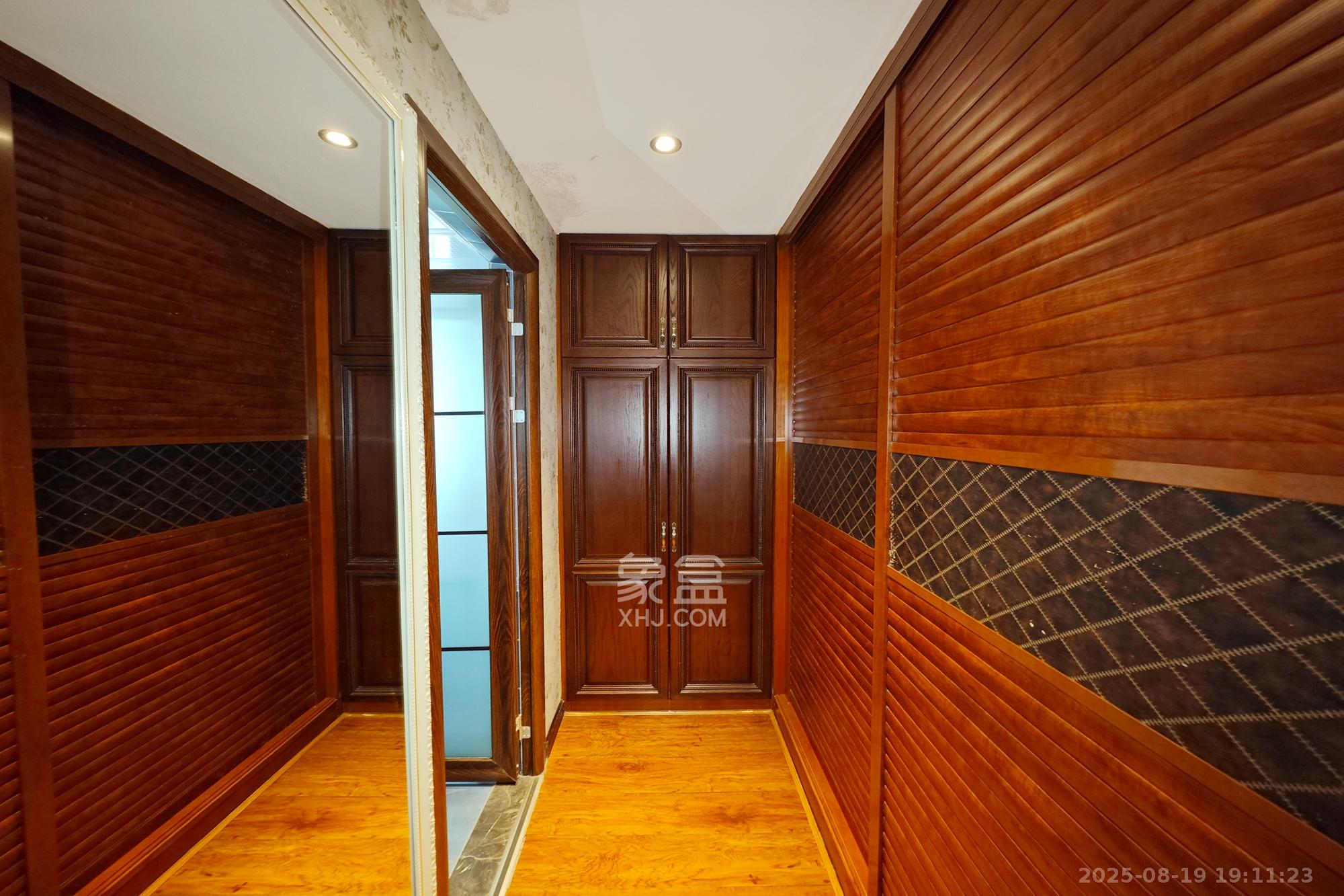 新城新世界一二三期  4室2厅2卫    218.0万其他