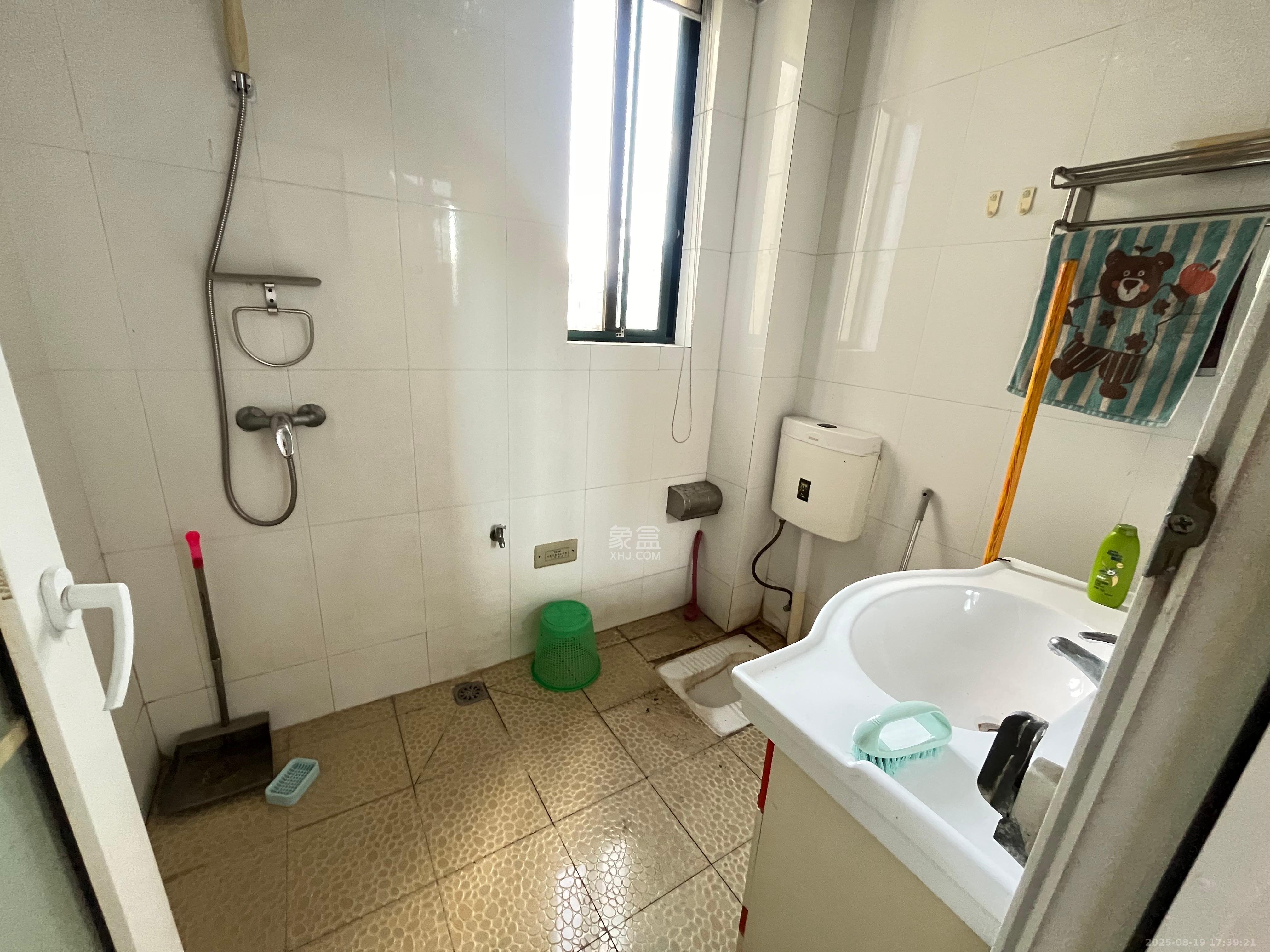 兴泰公寓  4室2厅1卫    2400.0元/月 兴泰公寓  4室2厅1卫    2400.0元/月室内图