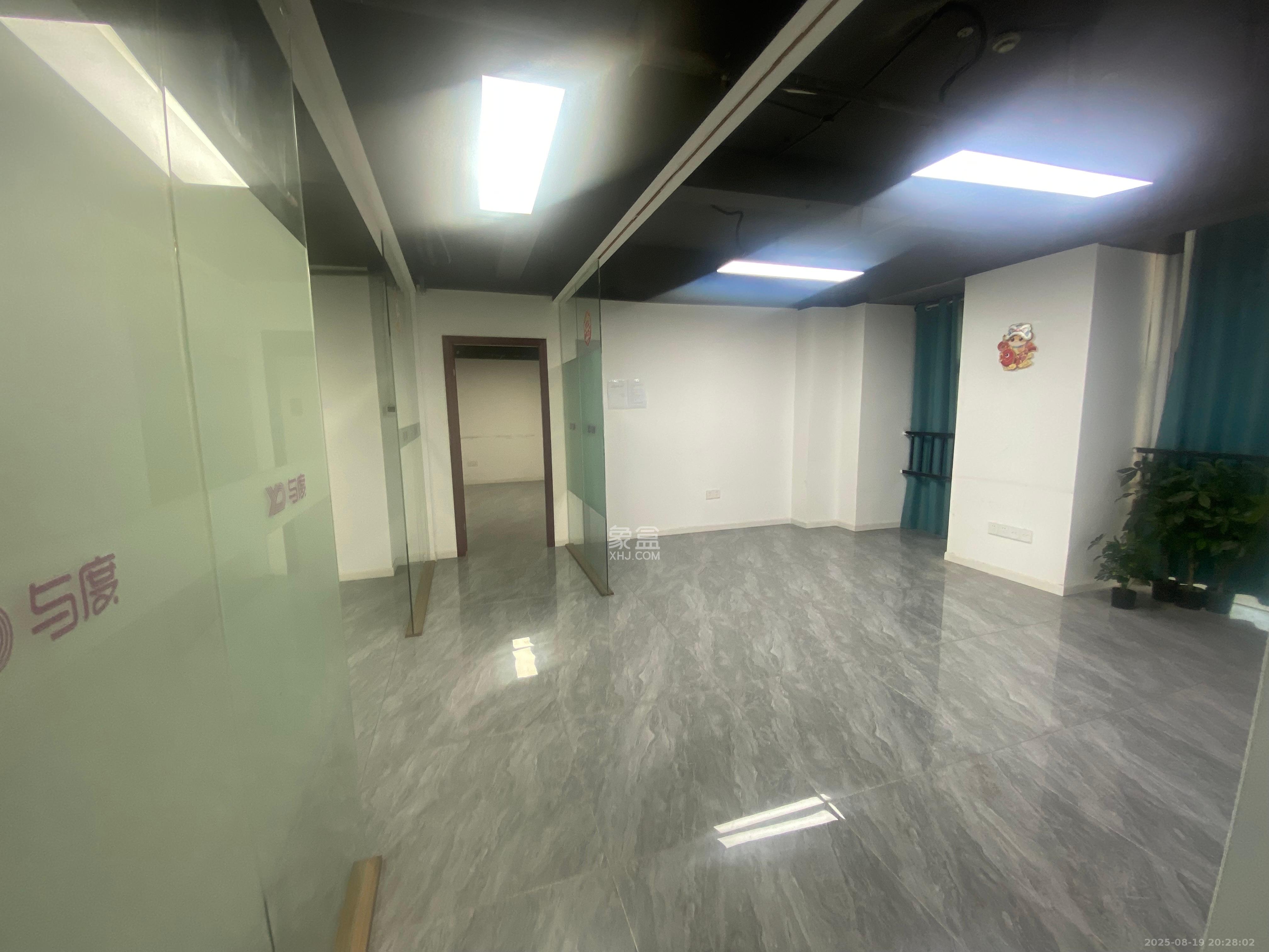 蓝湾国际广场  1室0厅0卫    9000.0元/月 蓝湾国际广场  1室0厅0卫    9000.0元/月室内图