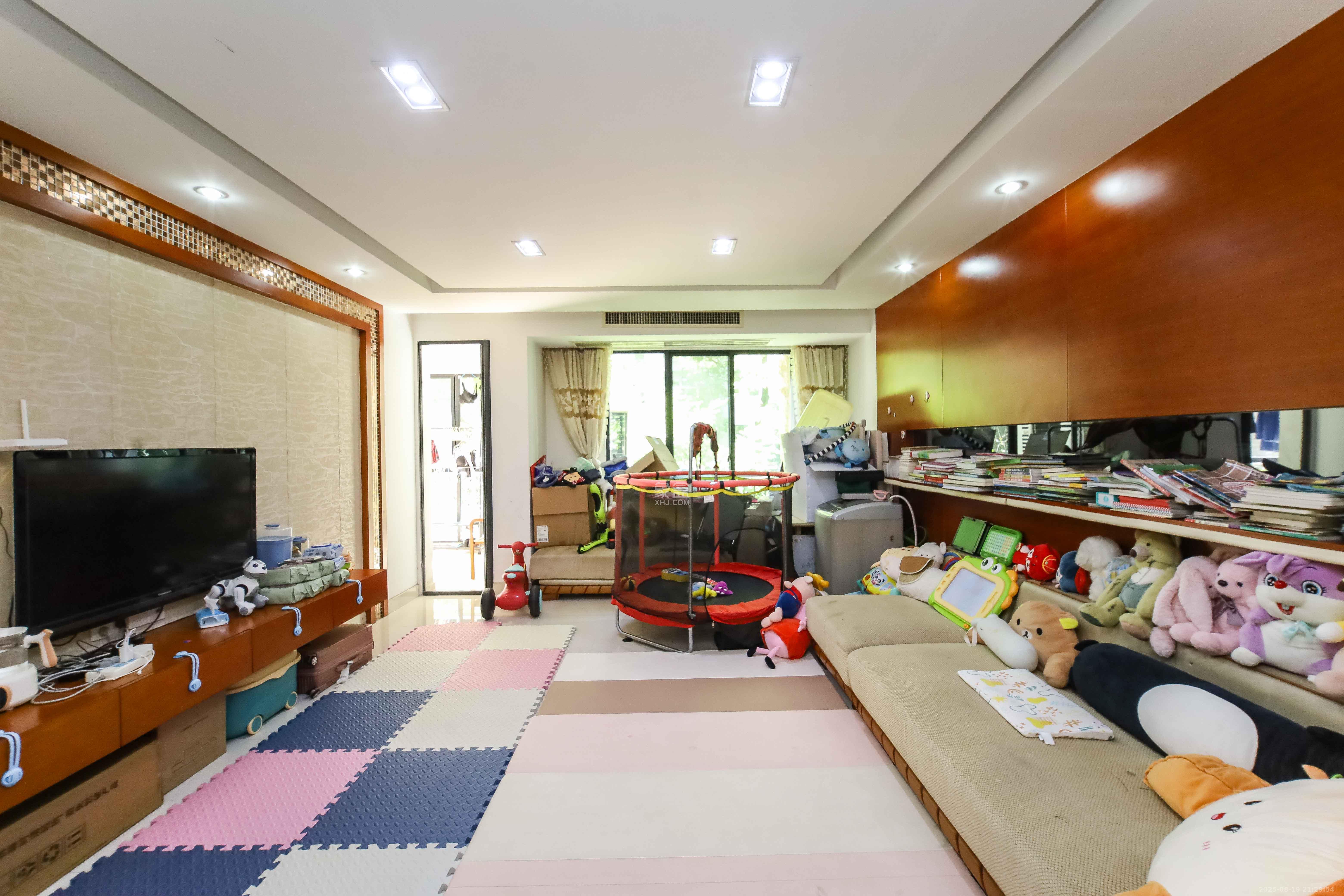 西街花园  3室2厅2卫    145.0万 西街花园  3室2厅2卫    145.0万客厅