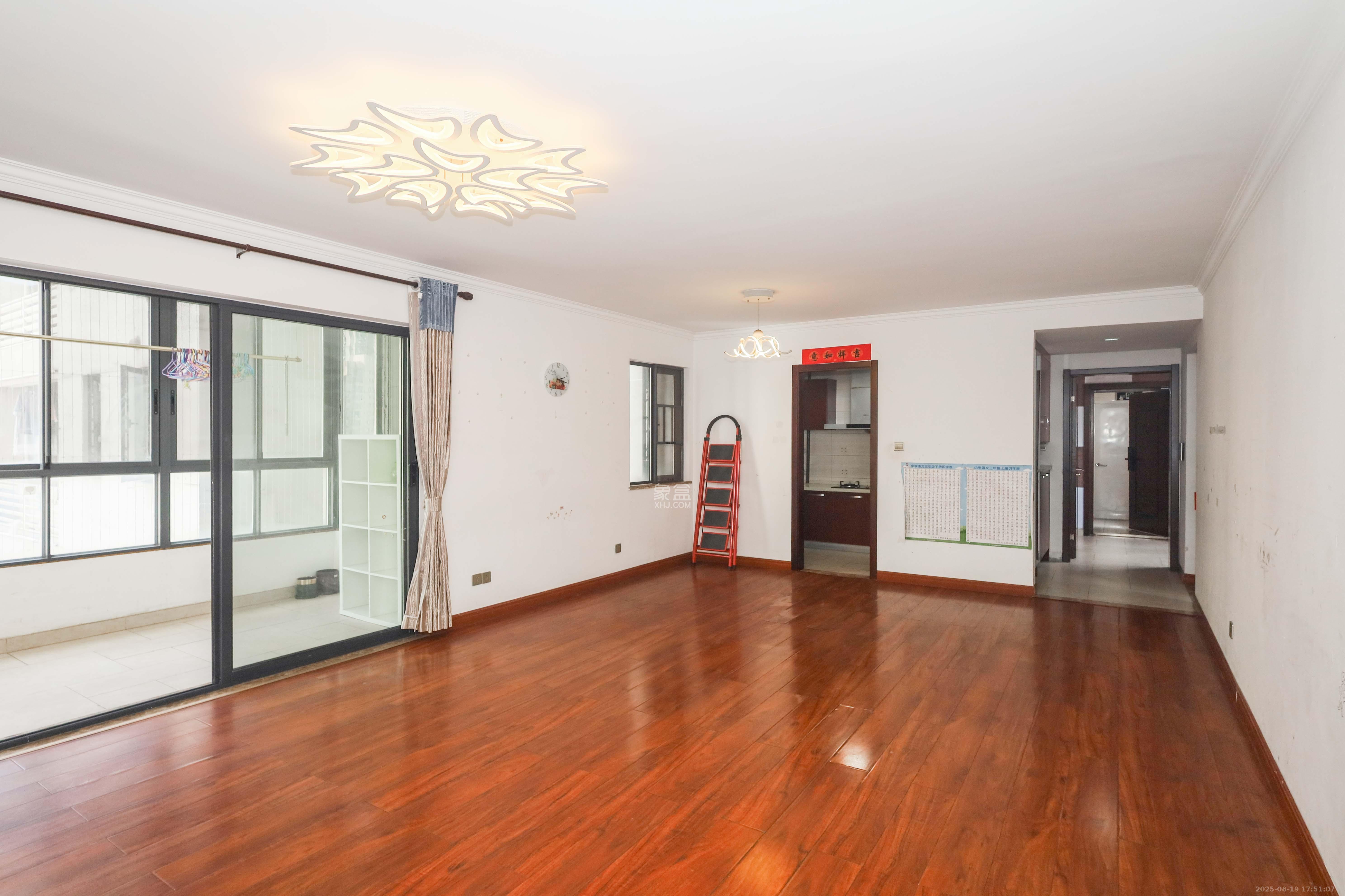 好莱城(弘德西街) 4室2厅2卫 104.0万 好莱城(弘德西街) 4室2厅2卫 104.0万客厅