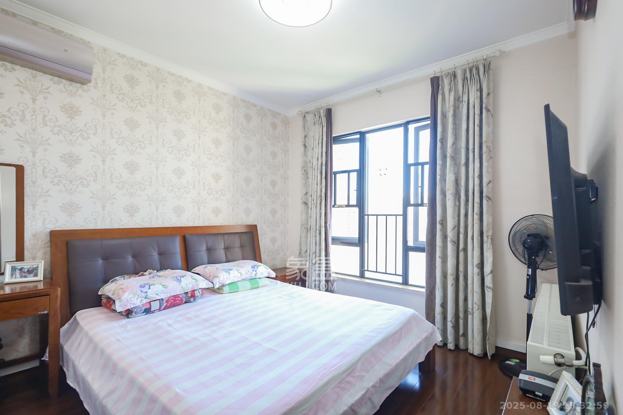 万科里金域国际  3室2厅2卫    180.0万卧室