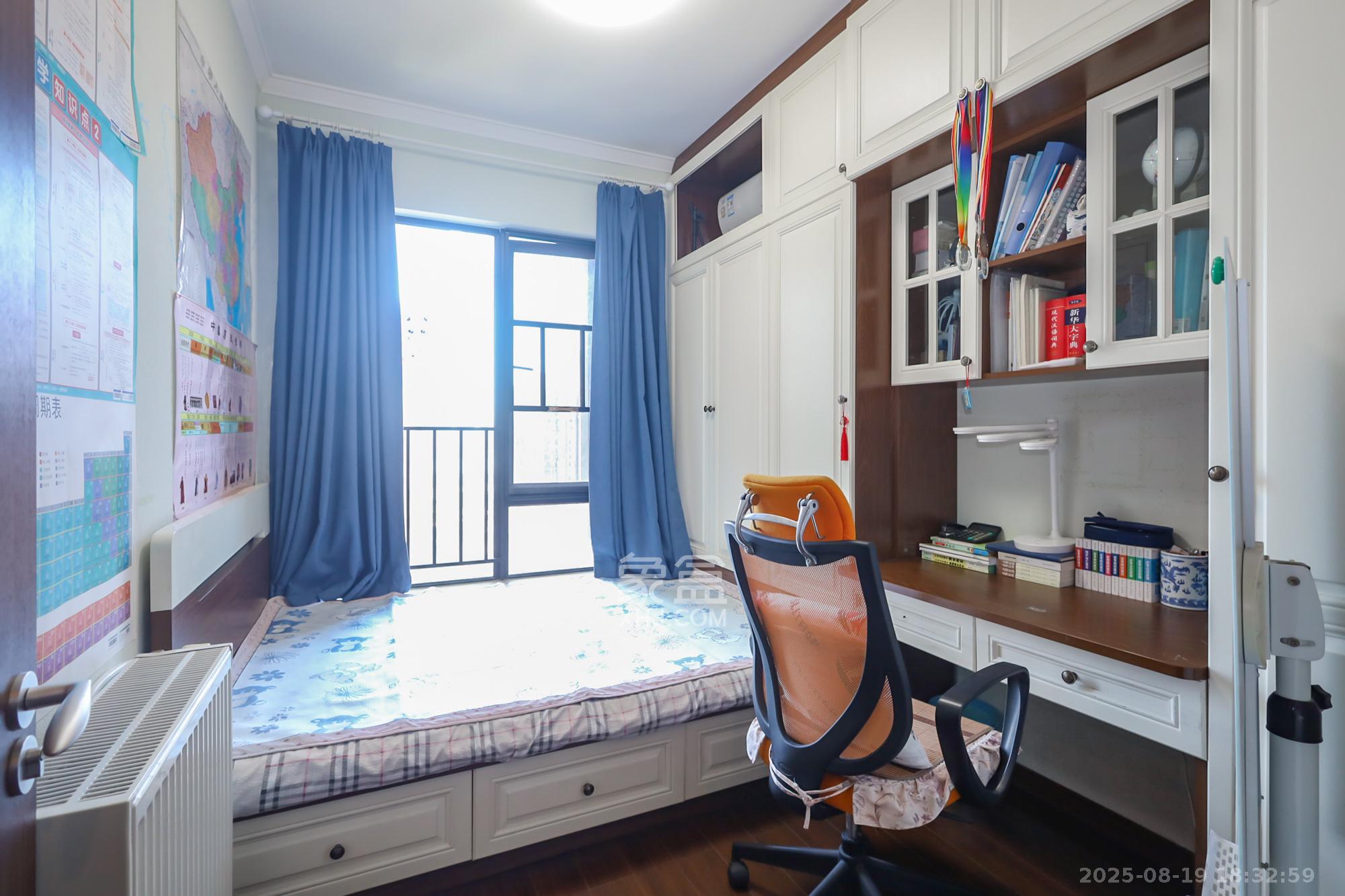 万科里金域国际  3室2厅2卫    180.0万卧室