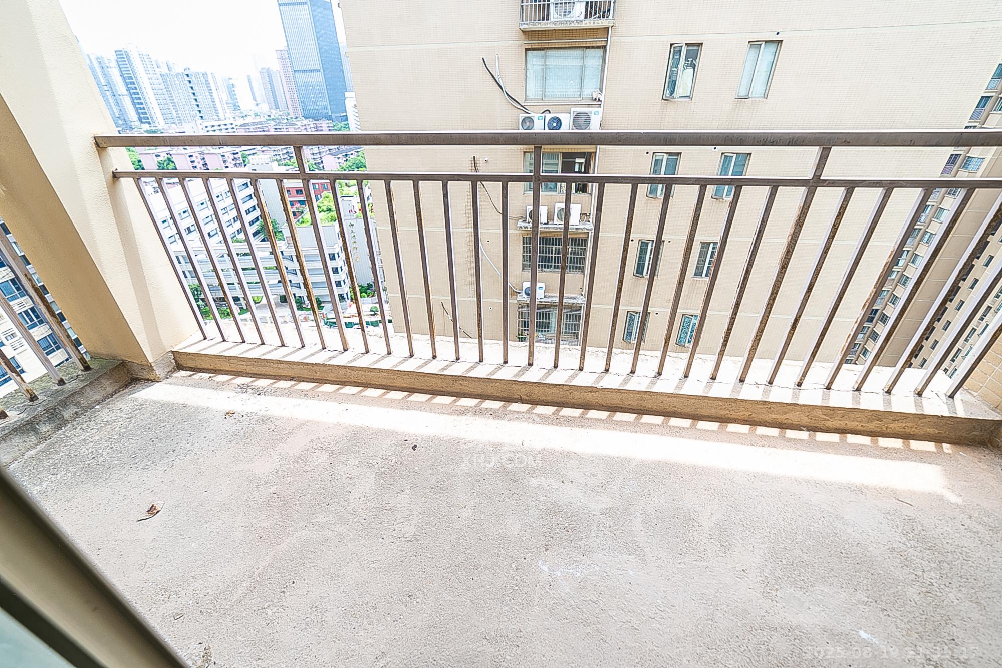 层上观邸 4室2厅2卫 100.00万 层上观邸 4室2厅2卫 100.00万阳台