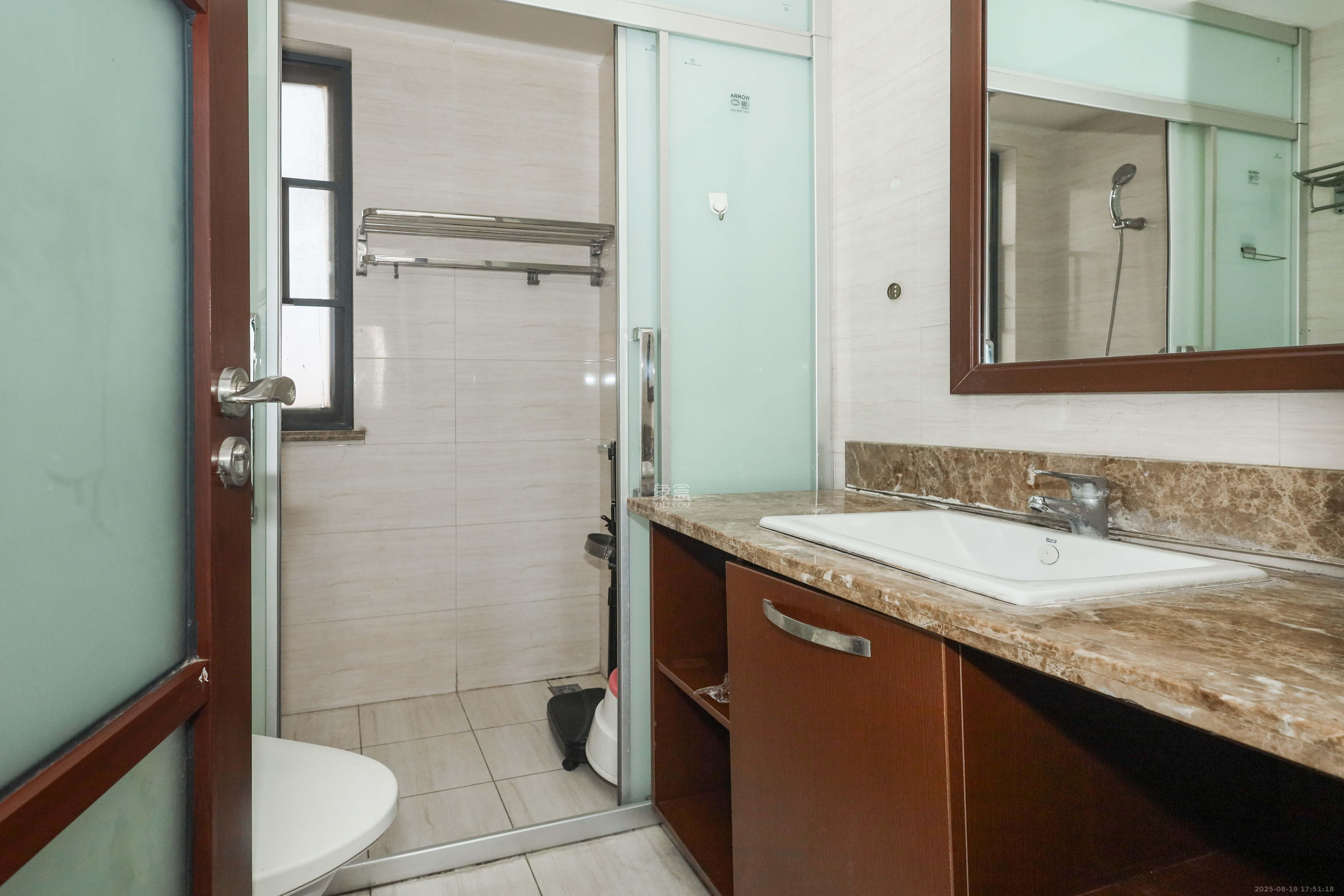 好莱城（弘德西街）  4室2厅2卫    104.0万卫生间