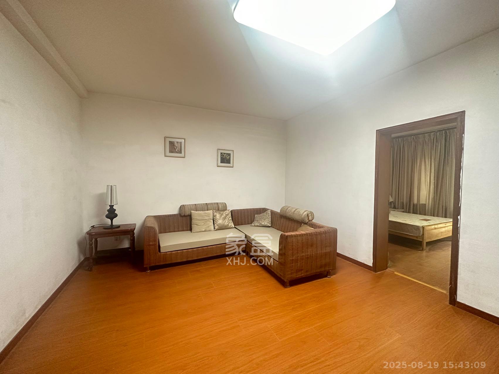 中南汽车世界  3室2厅2卫    1200.0元/月室内图