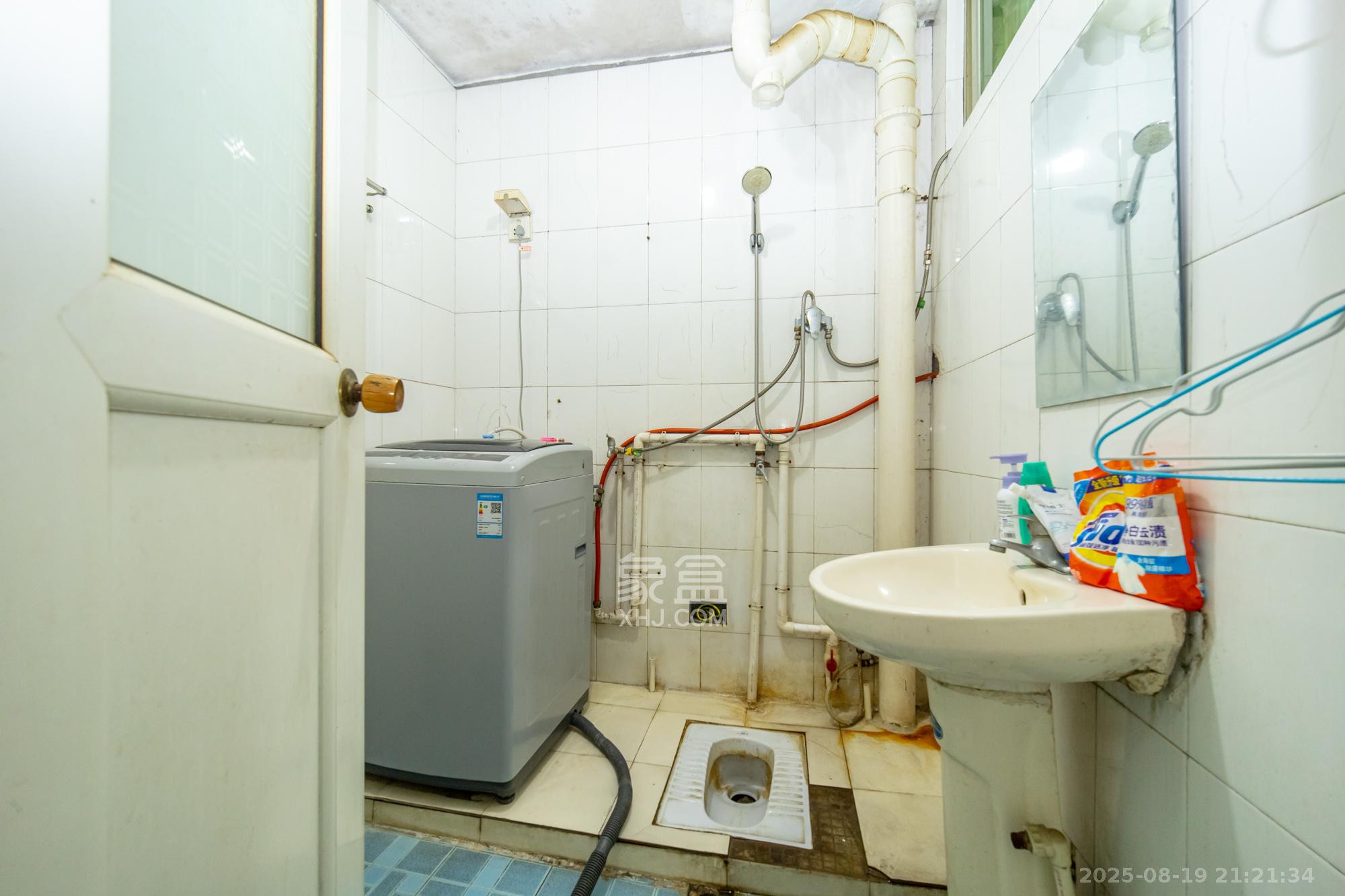 中南汽车世界 2室2厅1卫 26.8万 中南汽车世界 2室2厅1卫 26.8万卫生间