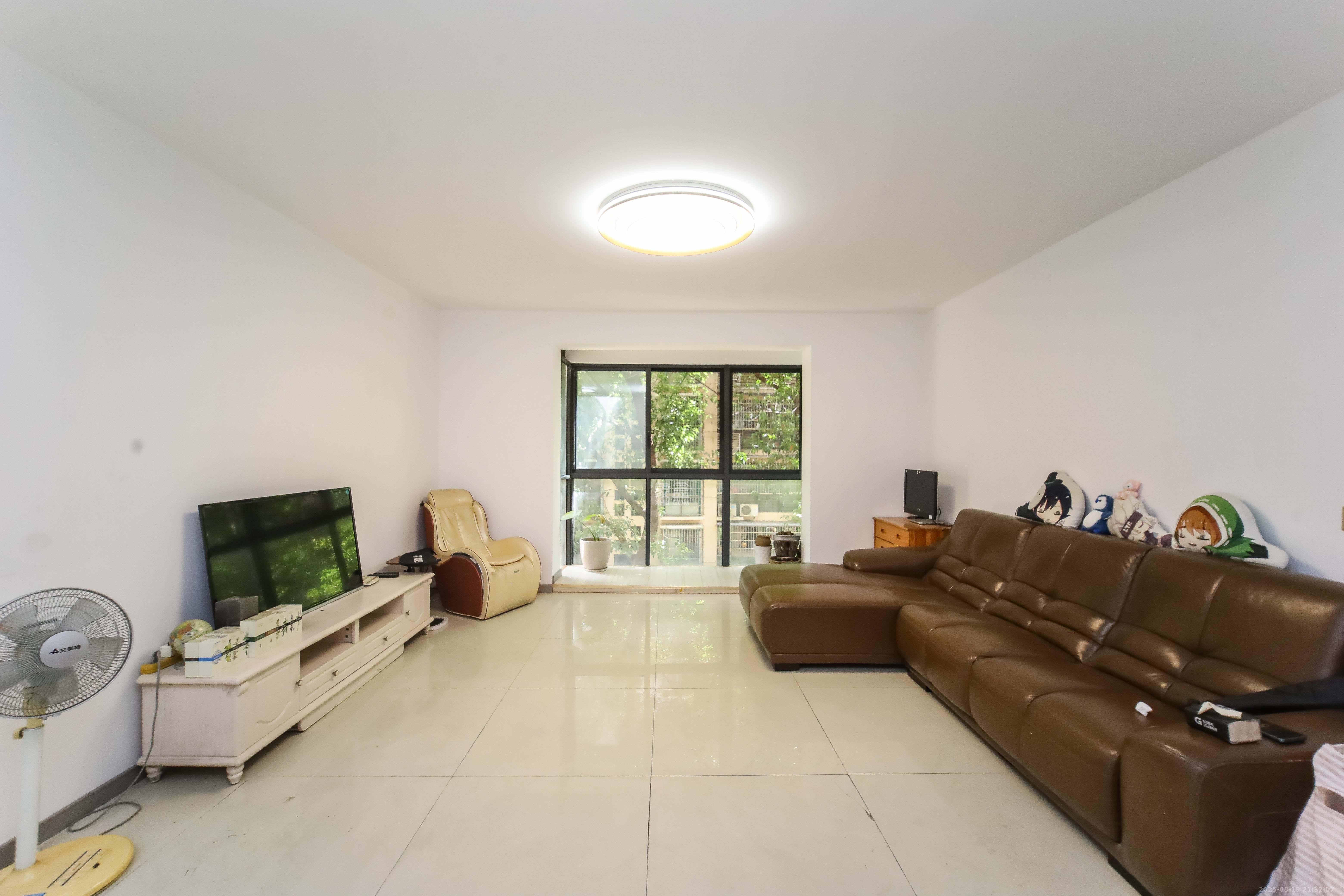 东方新城 3室2厅2卫 76.8万 东方新城 3室2厅2卫 76.8万客厅