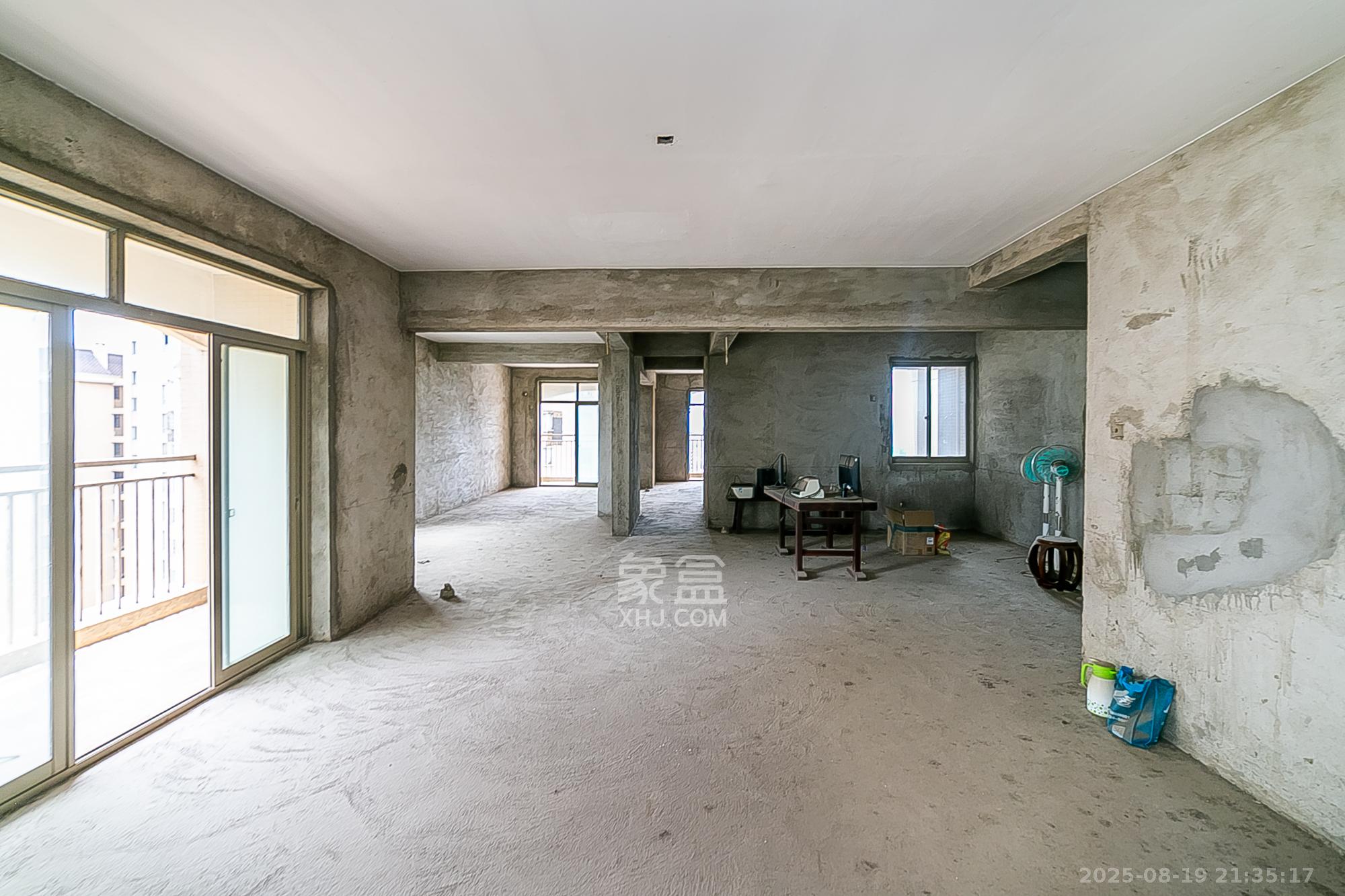 层上观邸 4室2厅2卫 100.00万 层上观邸 4室2厅2卫 100.00万客厅