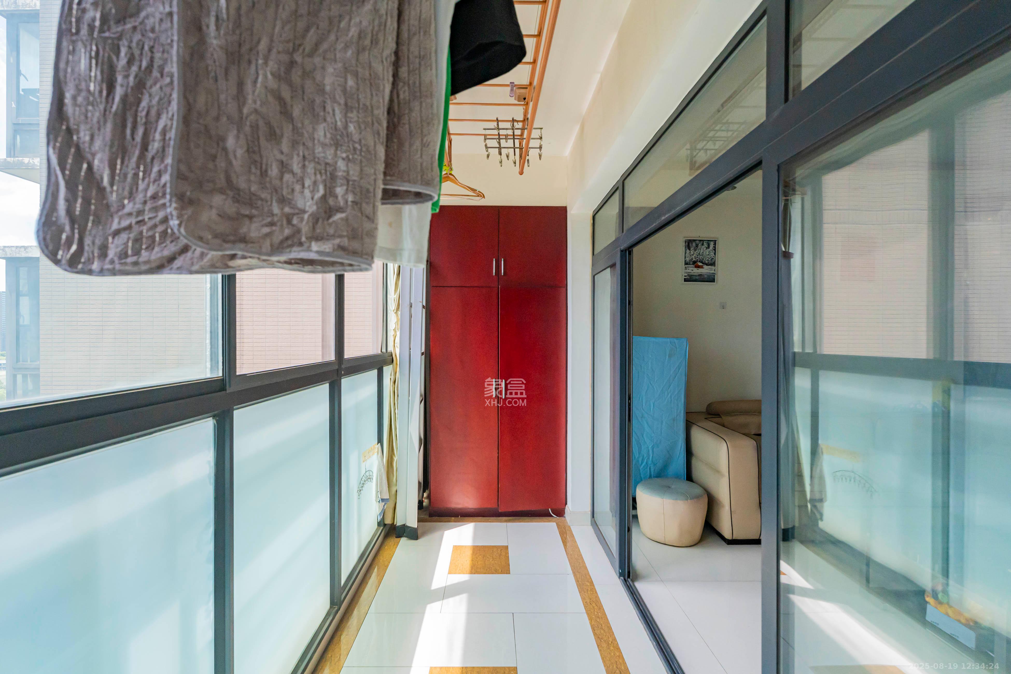 藏珑湖上国际花园  4室2厅2卫    148.0万阳台