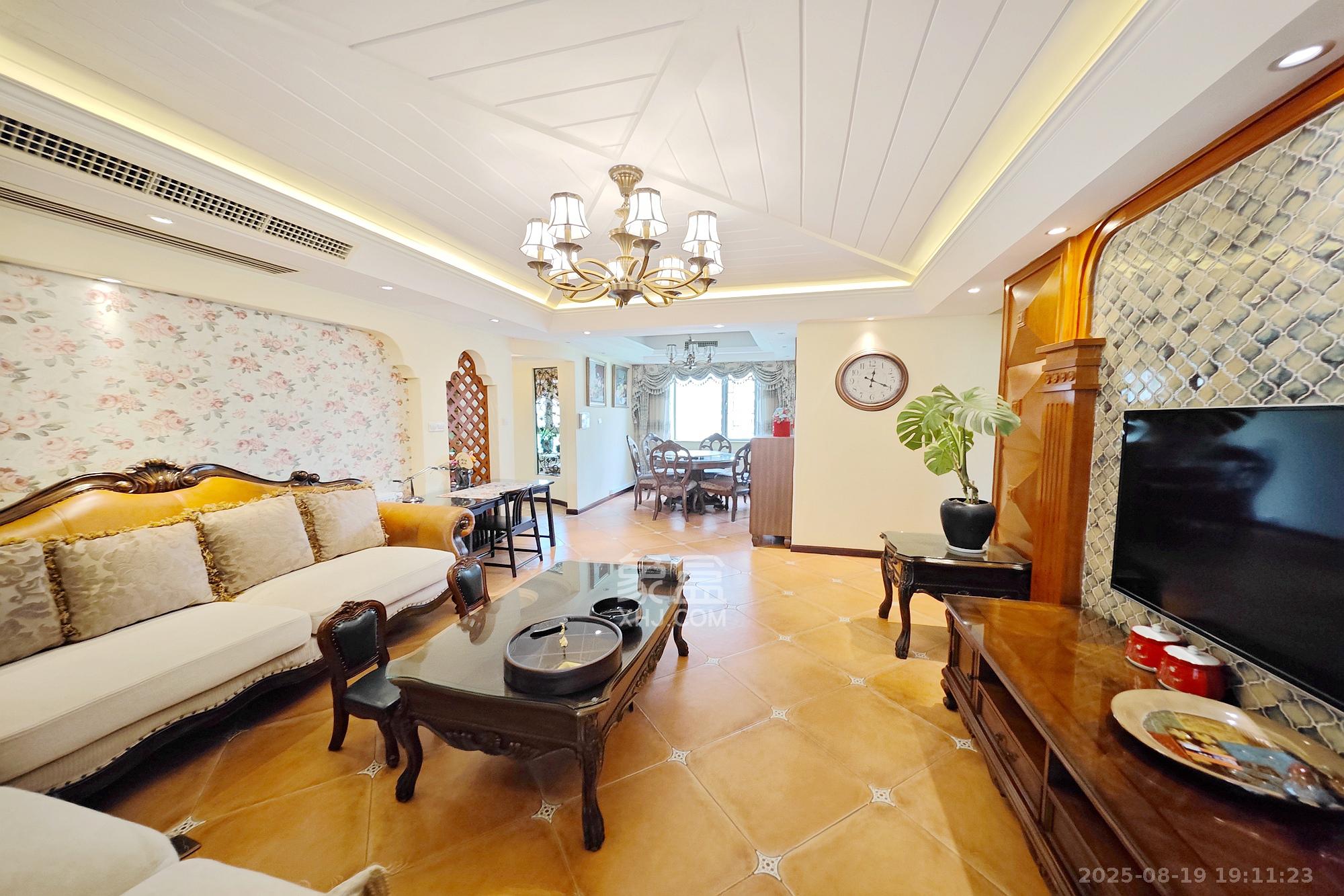 新城新世界一二三期 4室2厅2卫 218.0万 新城新世界一二三期 4室2厅2卫 218.0万客厅