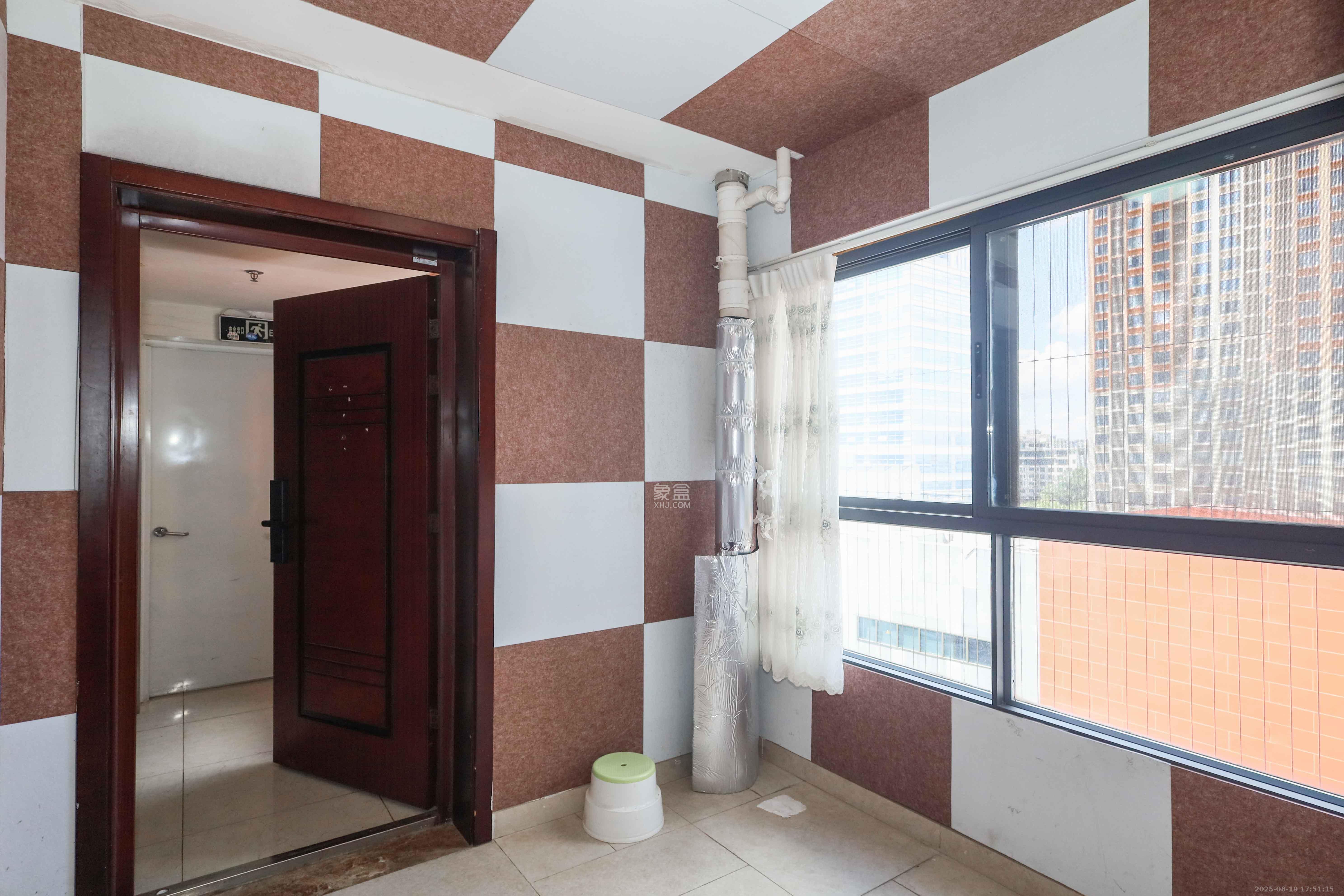 好莱城(弘德西街) 4室2厅2卫 104.0万 好莱城(弘德西街) 4室2厅2卫 104.0万阳台