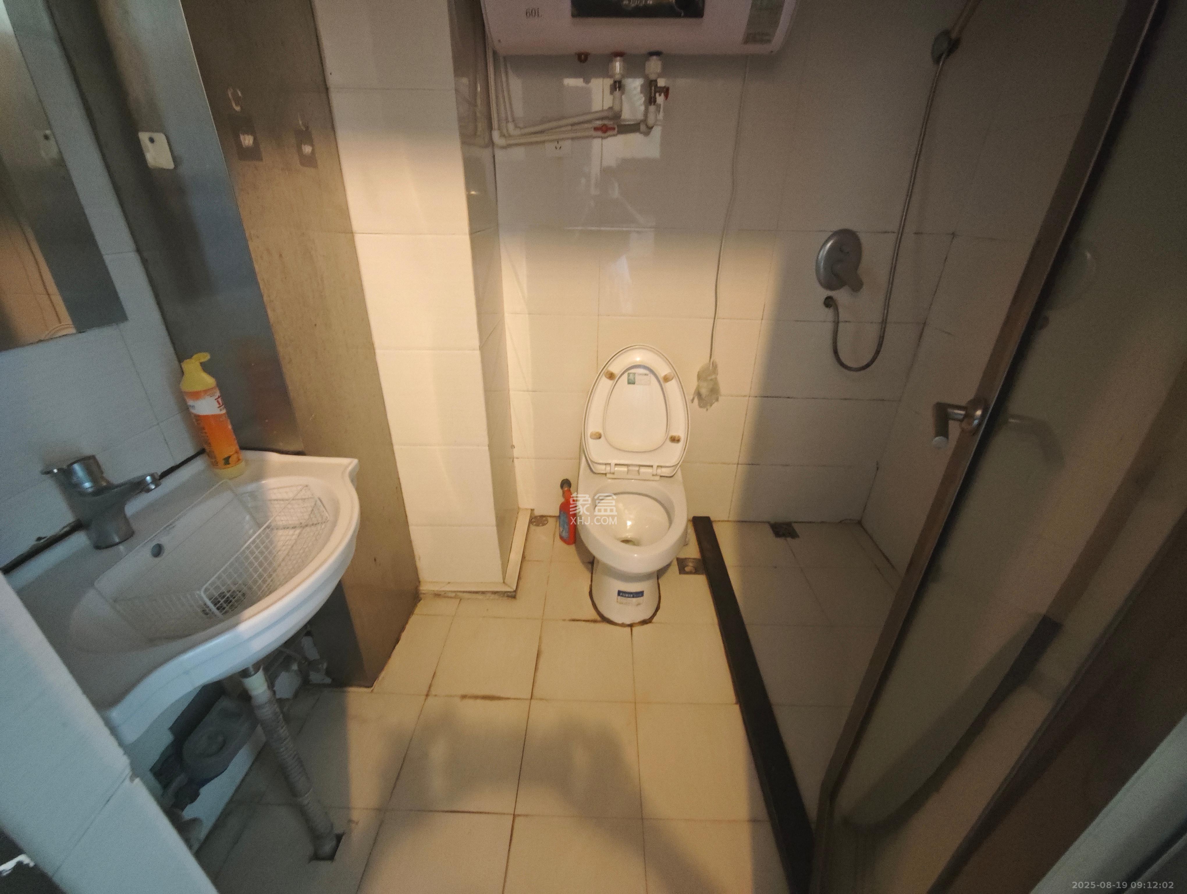 名富公寓  1室1厅1卫    1800.0元/月 名富公寓  1室1厅1卫    1800.0元/月室内图