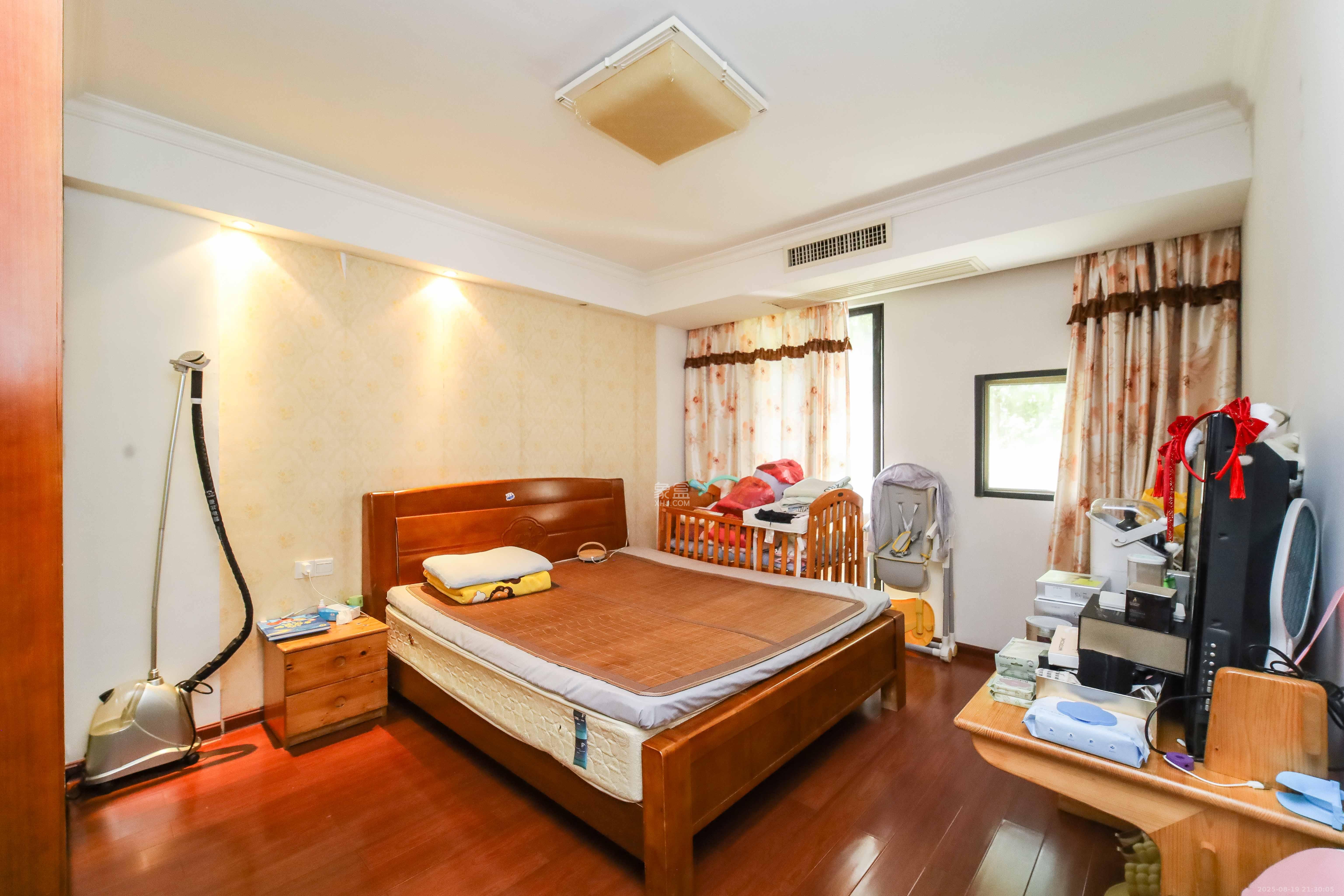 西街花园  3室2厅2卫    145.0万 西街花园  3室2厅2卫    145.0万卧室