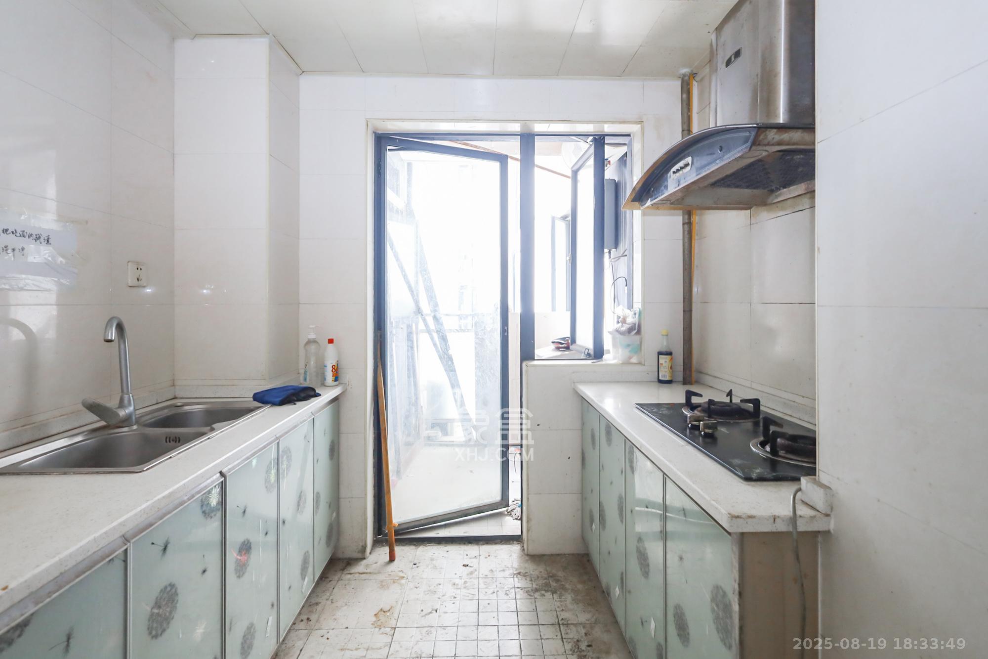 美林银谷  3室2厅1卫    105.0万厨房