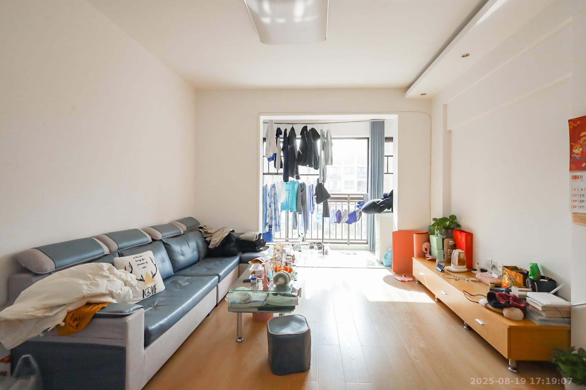 旭辉藏郡(藏郡、旭湘华府) 1室2厅1卫 260.0万 旭辉藏郡(藏郡、旭湘华府) 1室2厅1卫 260.0万客厅