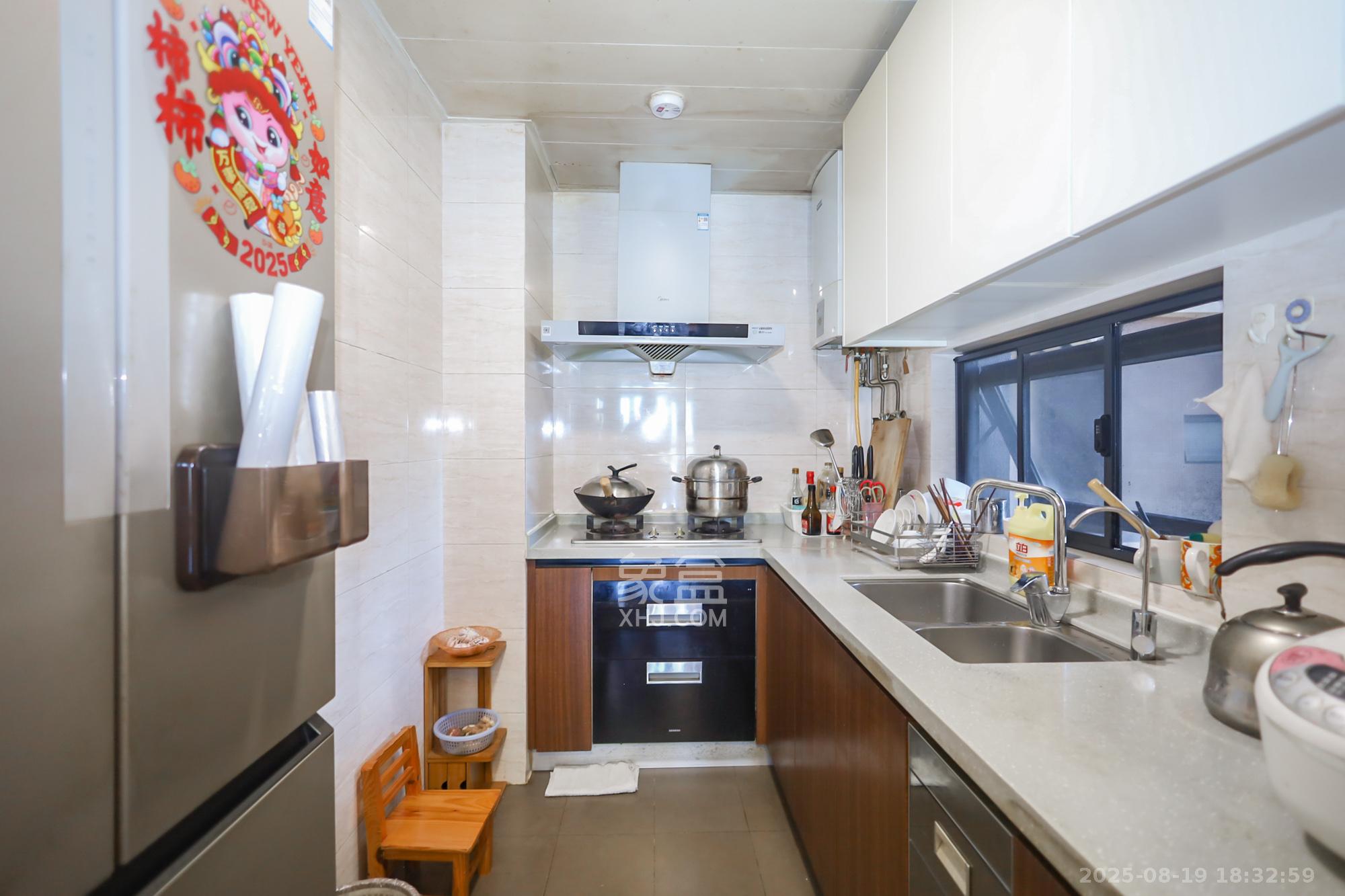 万科里金域国际  3室2厅2卫    180.0万厨房