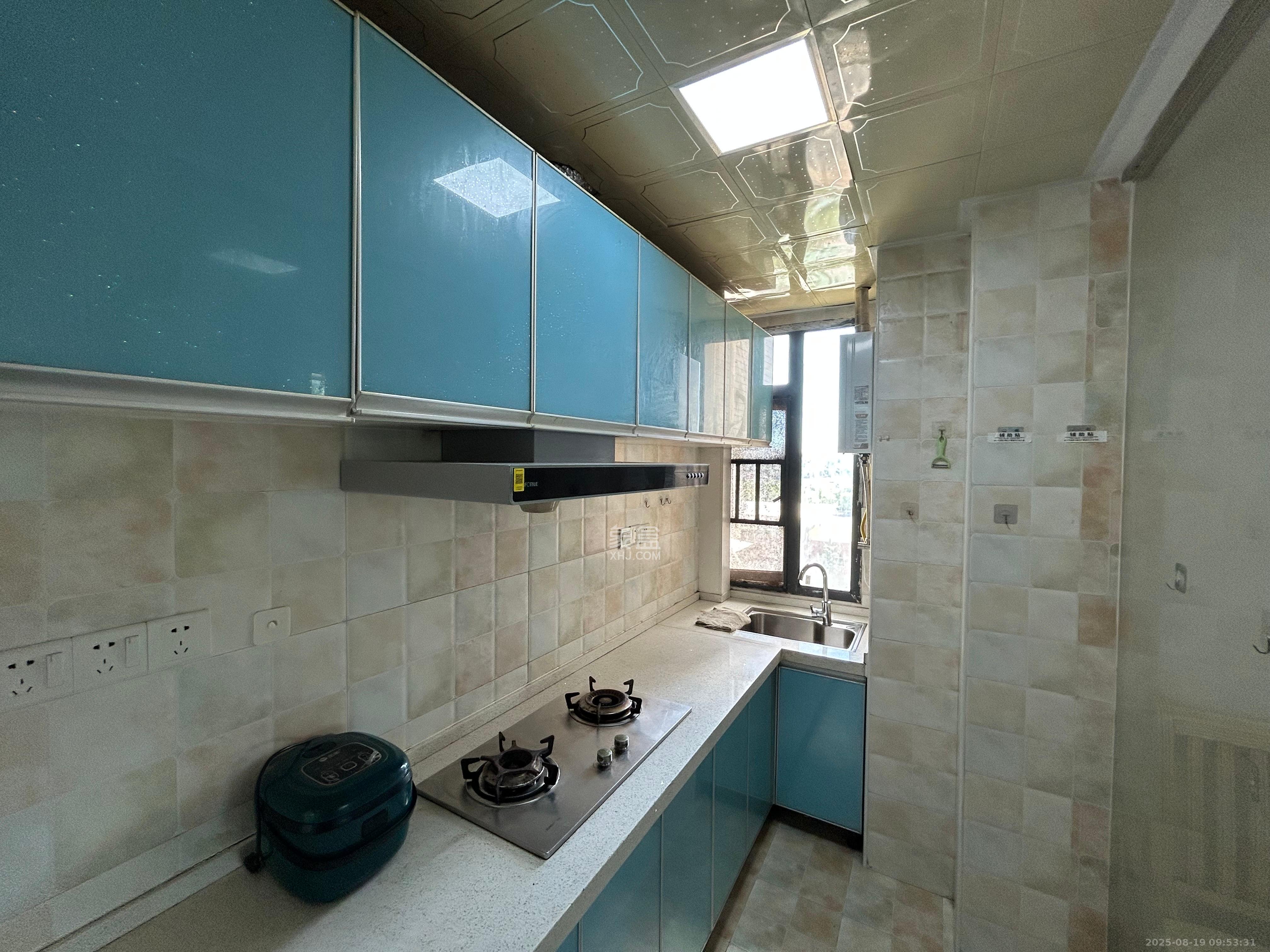 月亮湾草莓街区一、二期  3室2厅1卫    1800.0元/月室内图