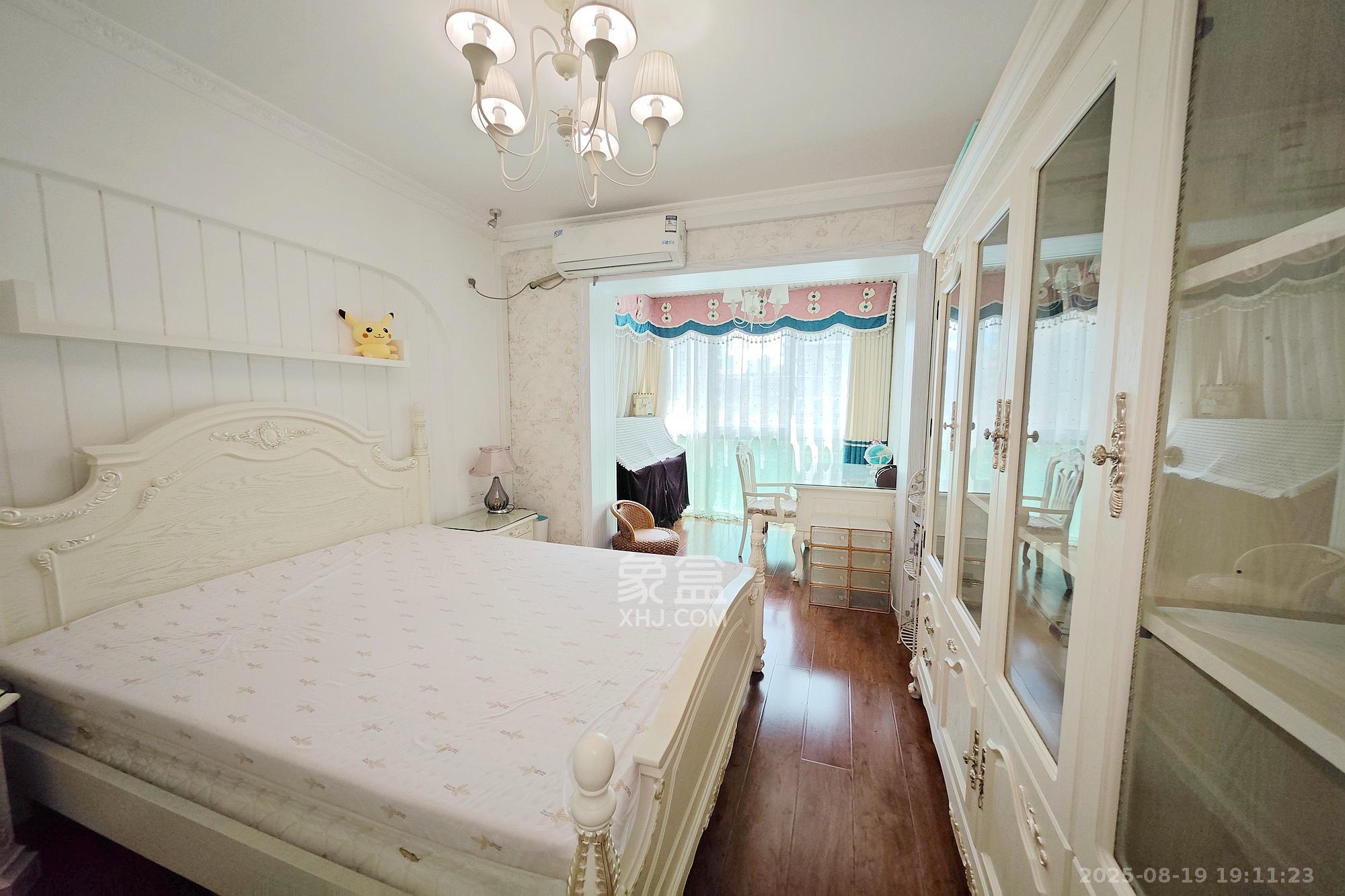 新城新世界一二三期  4室2厅2卫    218.0万卧室