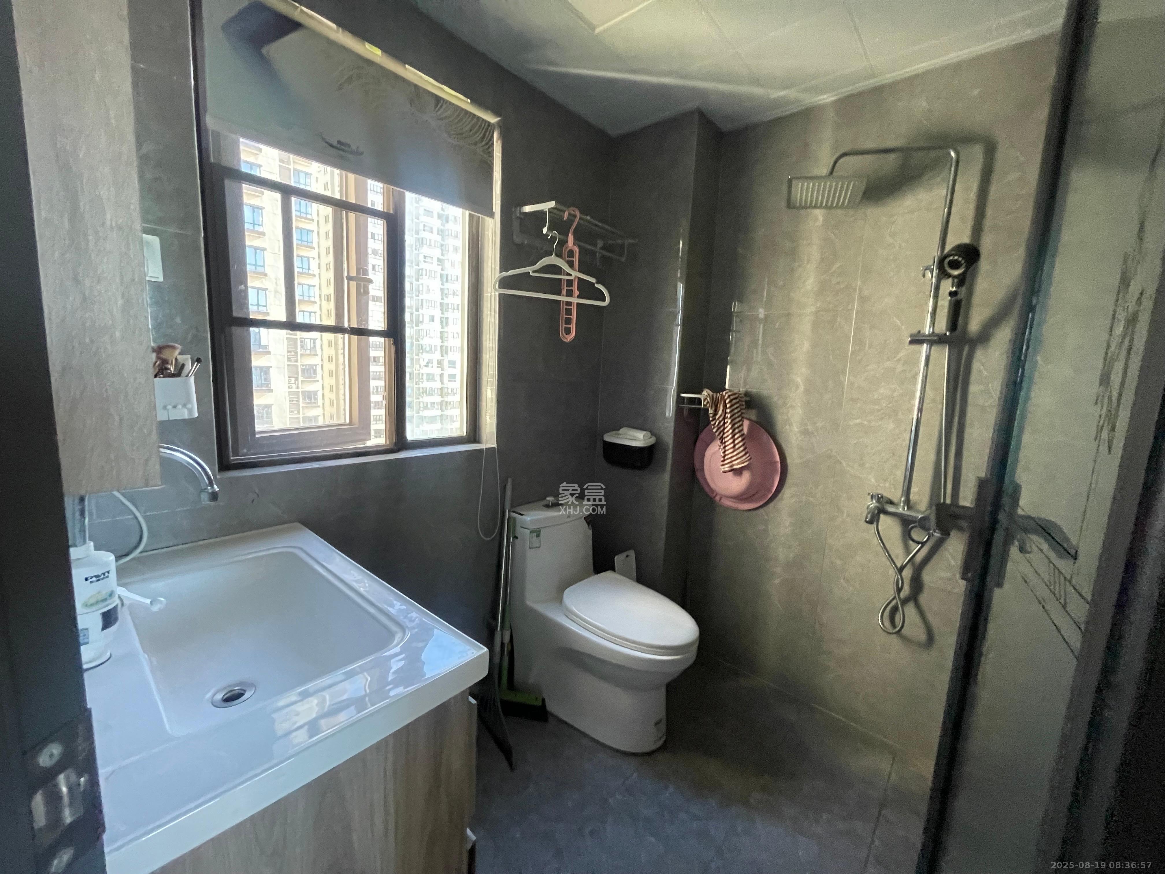 山语城三期  3室2厅2卫    2450.0元/月室内图