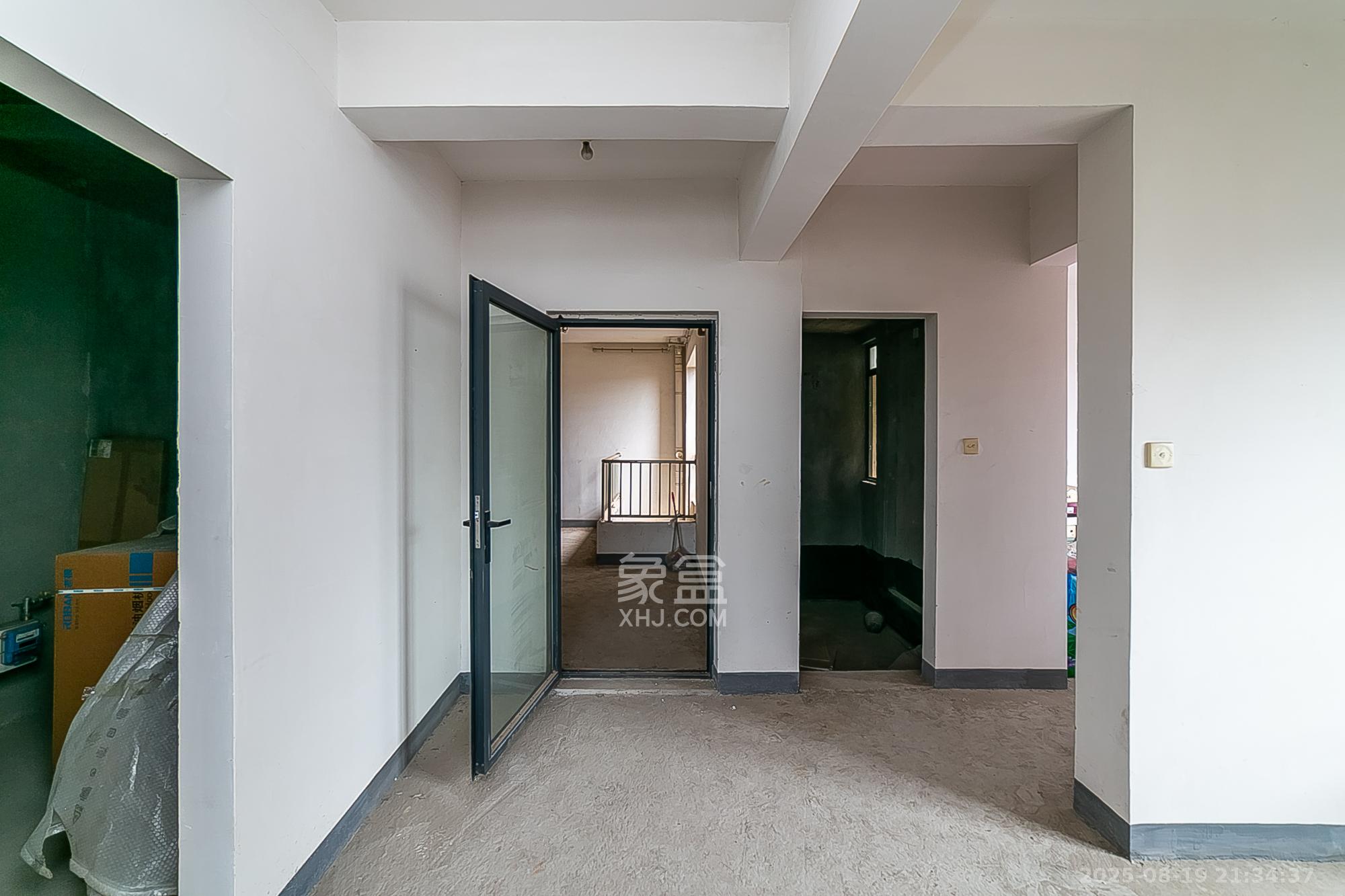 建发汇金国际  3室2厅2卫    139.8万 建发汇金国际  3室2厅2卫    139.8万客厅