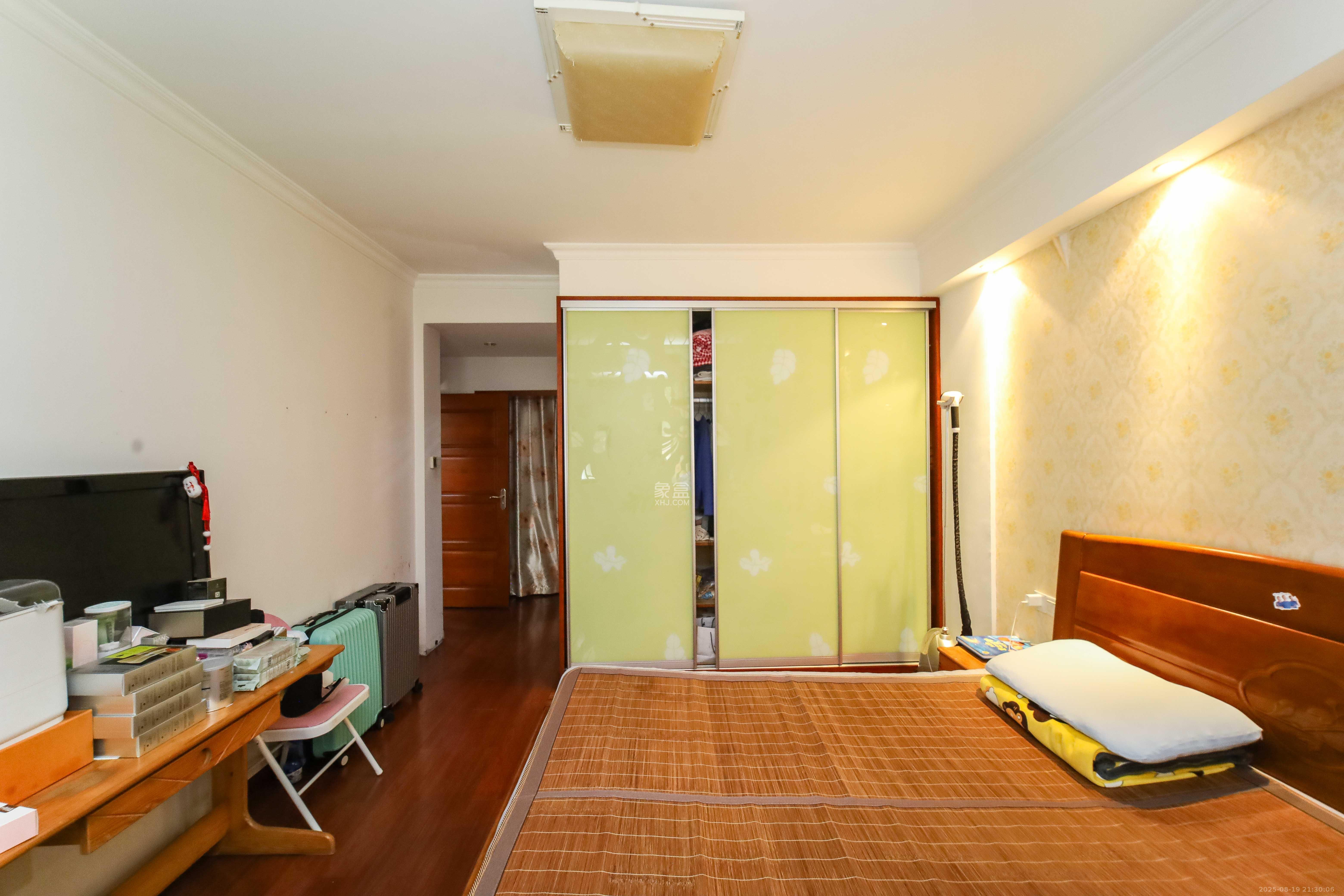 西街花园  3室2厅2卫    145.0万 西街花园  3室2厅2卫    145.0万卧室