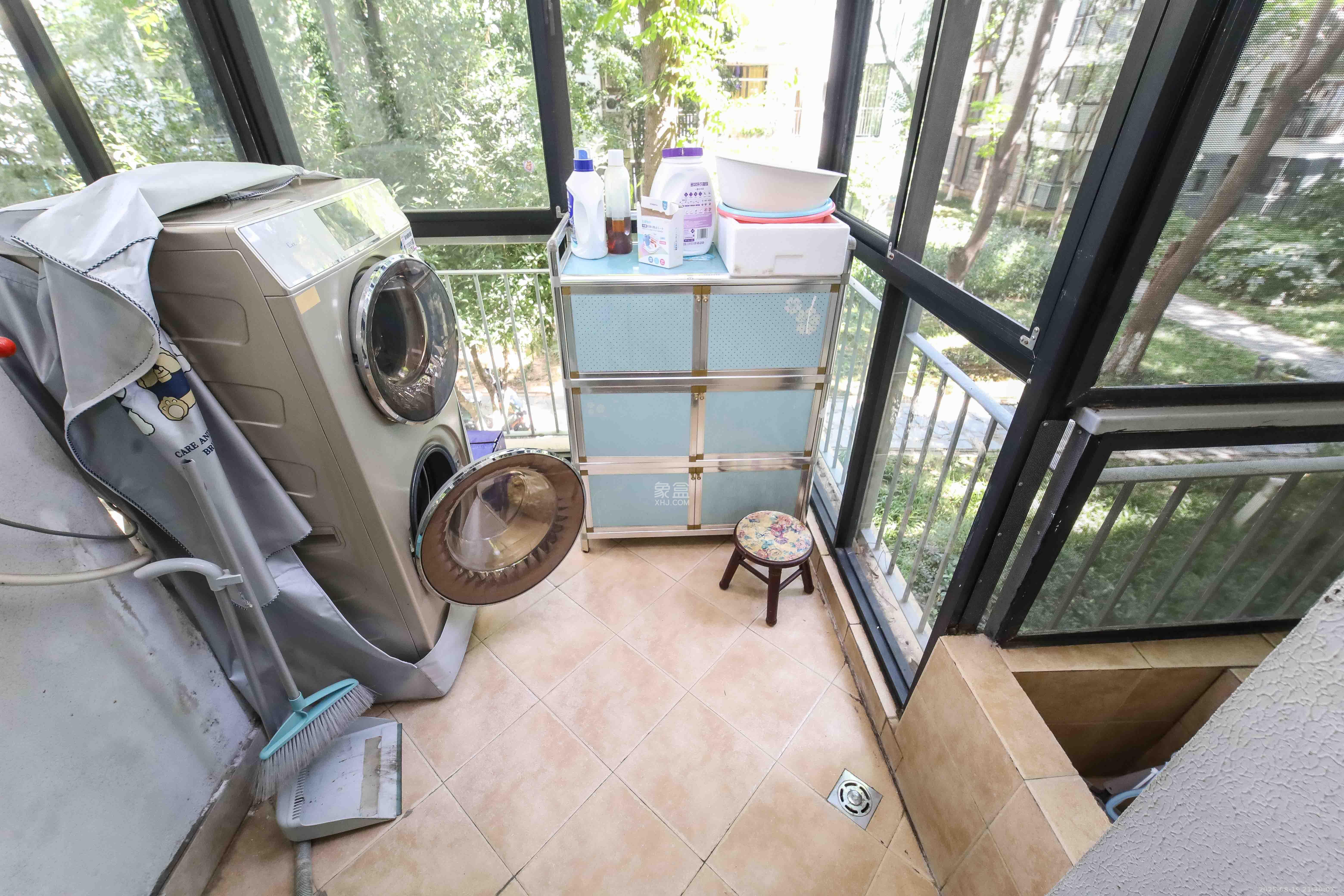 西街花园  3室2厅2卫    145.0万 西街花园  3室2厅2卫    145.0万阳台