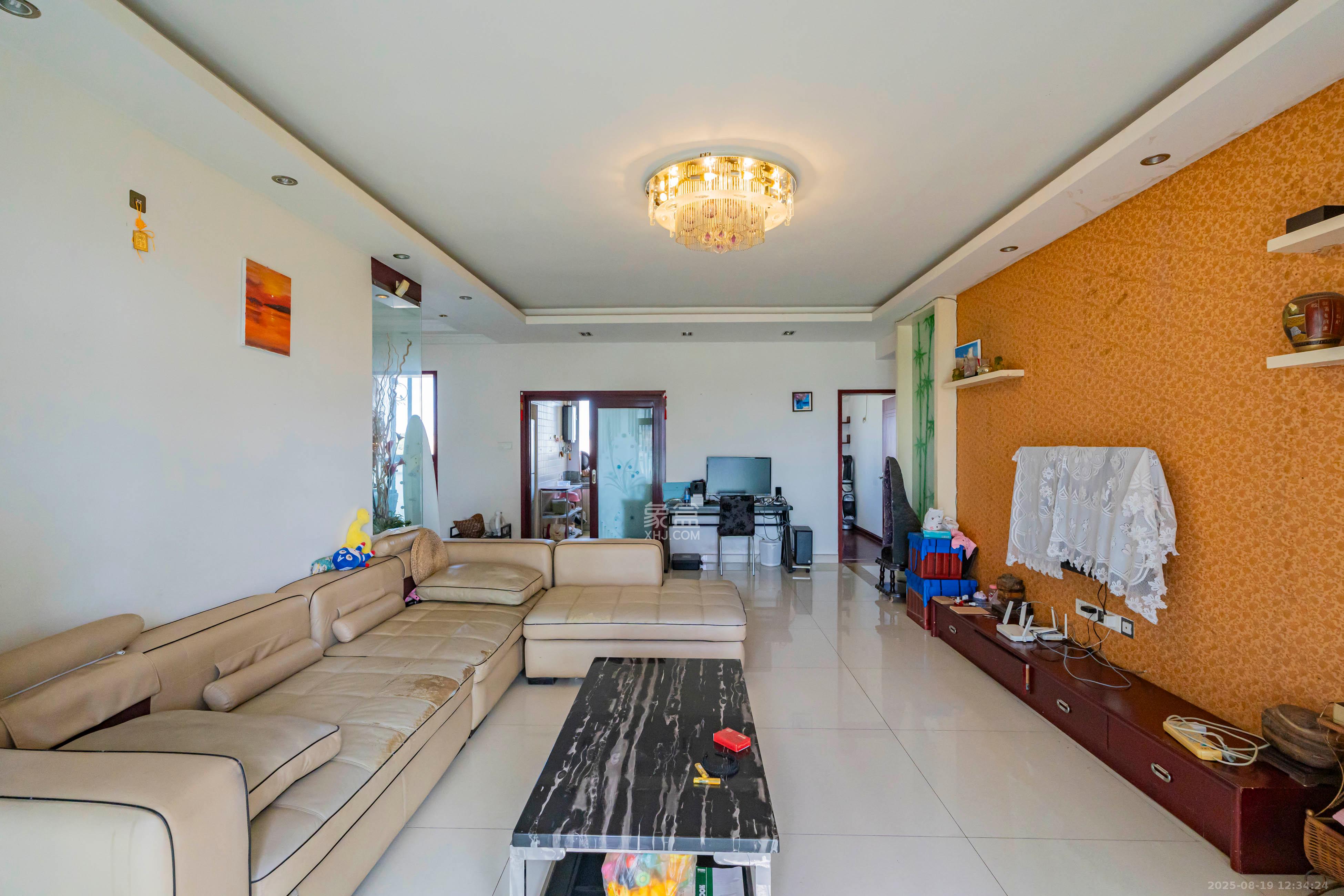 藏珑湖上国际花园  4室2厅2卫    148.0万客厅