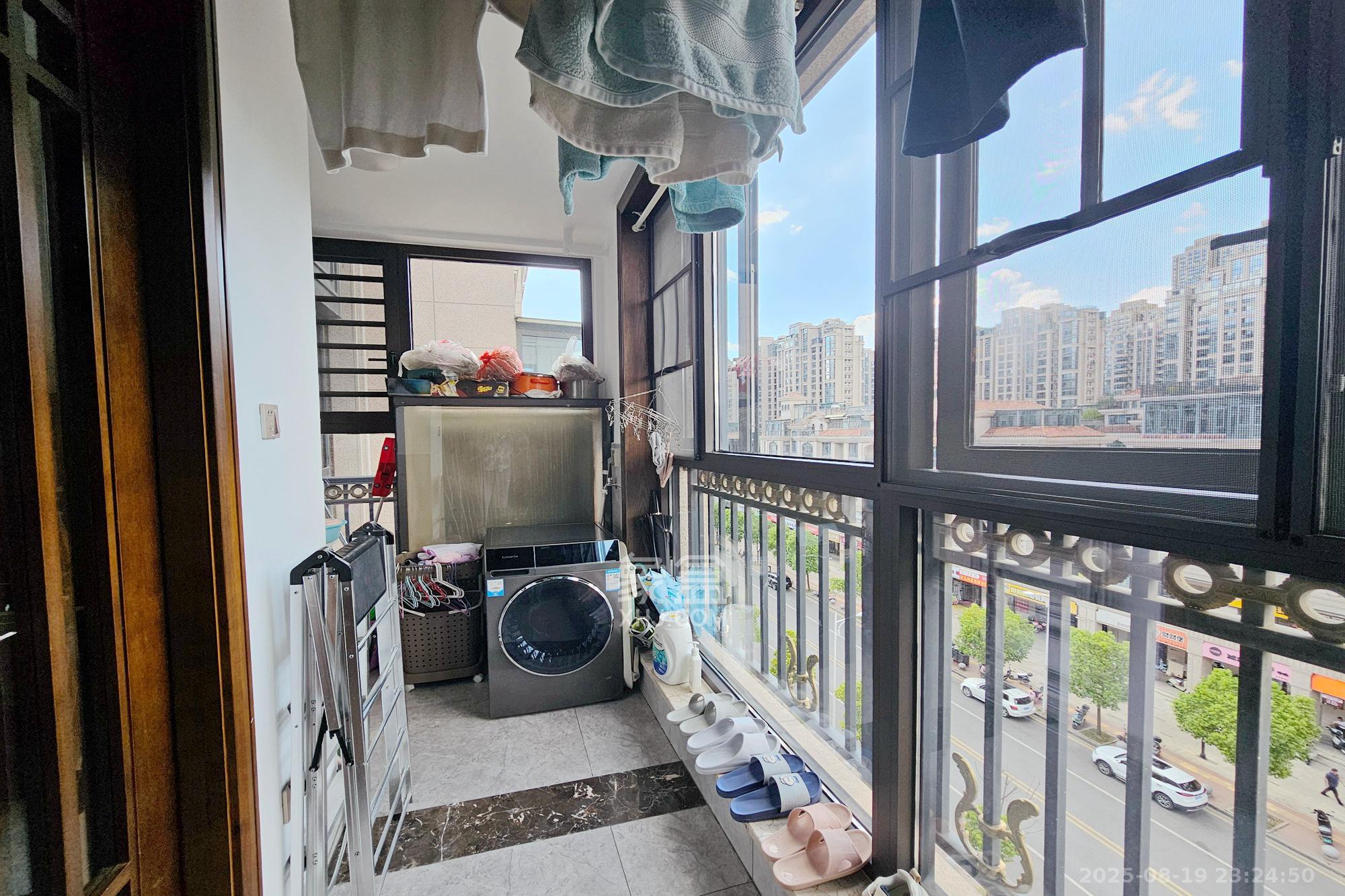 明昇壹城（明昇时代广场）一期  4室2厅2卫    358.0万阳台